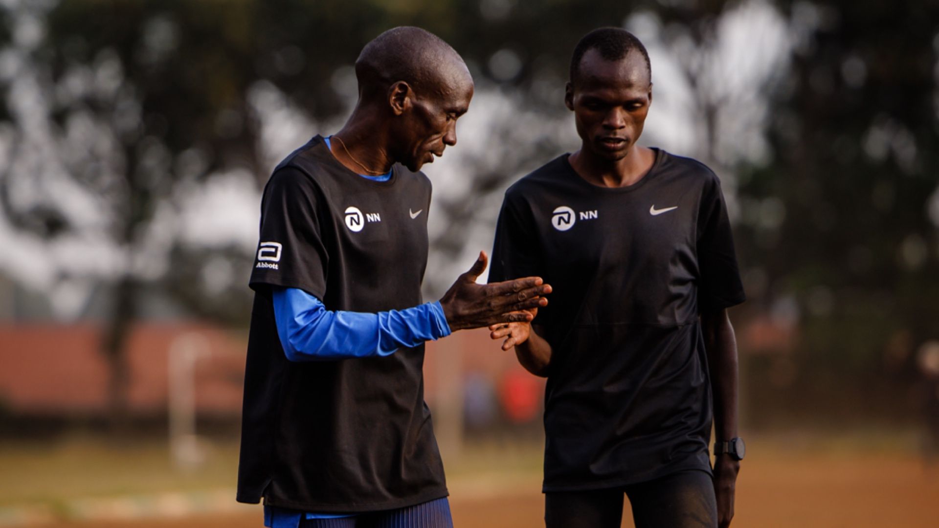 Eliud Kipchoge charla con Daniel Mateiko, uno de los aspirantes a relevarle en el trono del maratón / Foto: NN RUNNING TEAM.