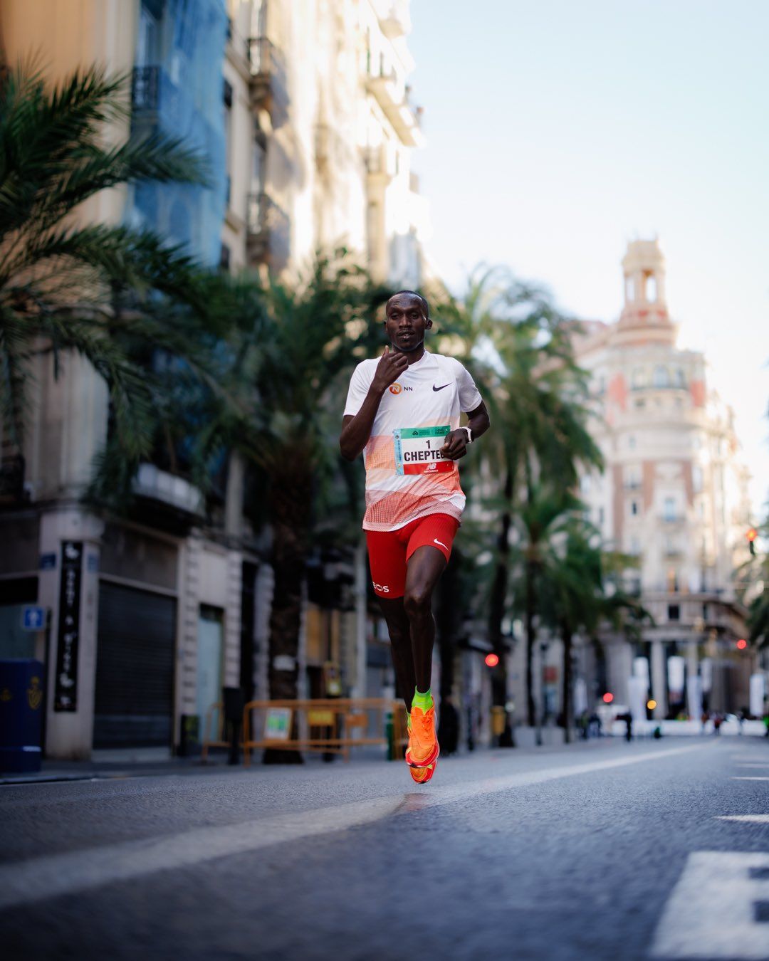 Joshua Cheptegei el día de su debut en maratón en Valencia, donde la distancia arrasó por completo con sus aspiraciones. NN RUNNING TEAM.