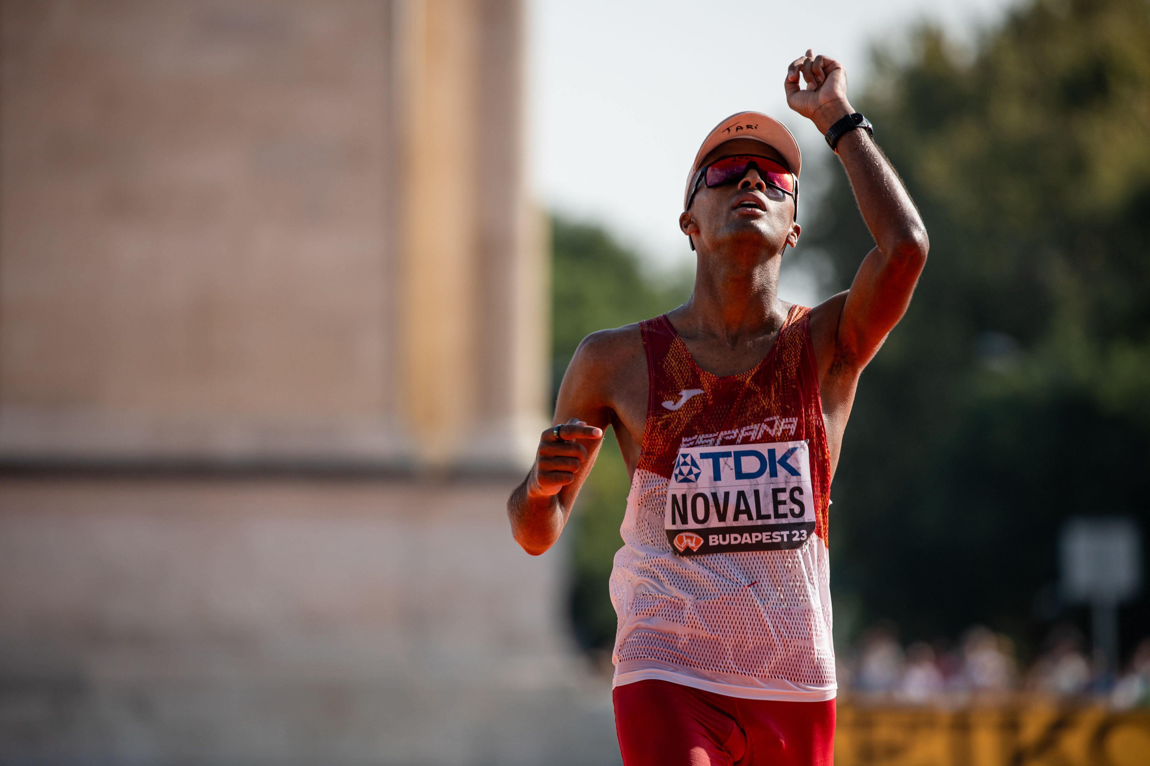  Tariku Novales dedicando su esfuerzo (20º, 2:12:39) en el Mundial de Budapest 2023 a Ángel y Carlos Basas. SPORTMEDIA
