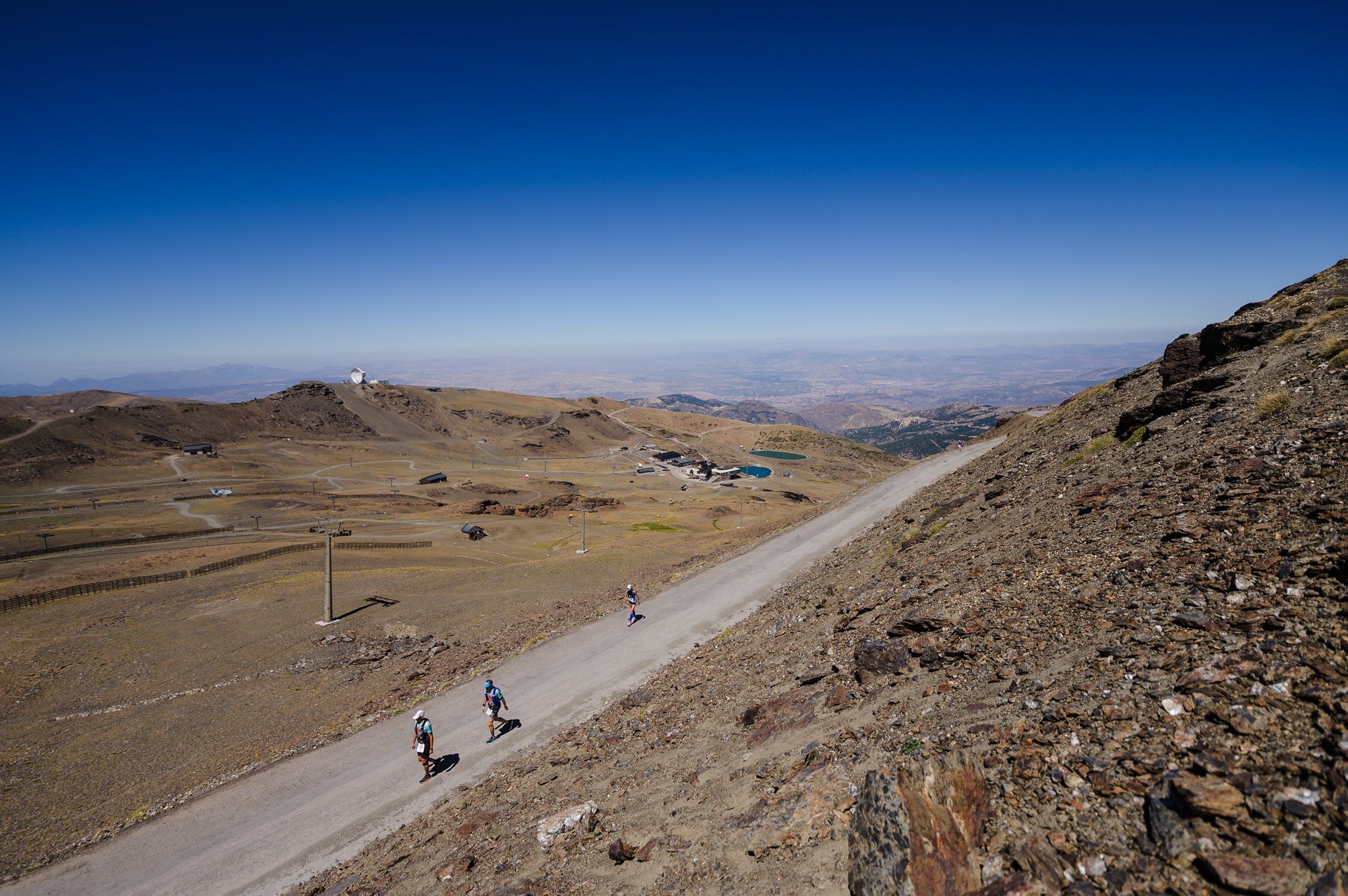 Ascender al punto más alto de la Península, sin más ayuda que sus propio organismo, es el reto que motiva cada año a los participantes de la Subida al Pico Veleta en cualquiera de sus versiones; eso y las vistas, claro. LASTLAP Ascender al punto más alto de la Península, sin más ayuda que sus propio organismo, es el reto que motiva cada año a los participantes de la Subida al Pico Veleta en cualquiera de sus versiones; eso y las vistas, claro. LASTLAP