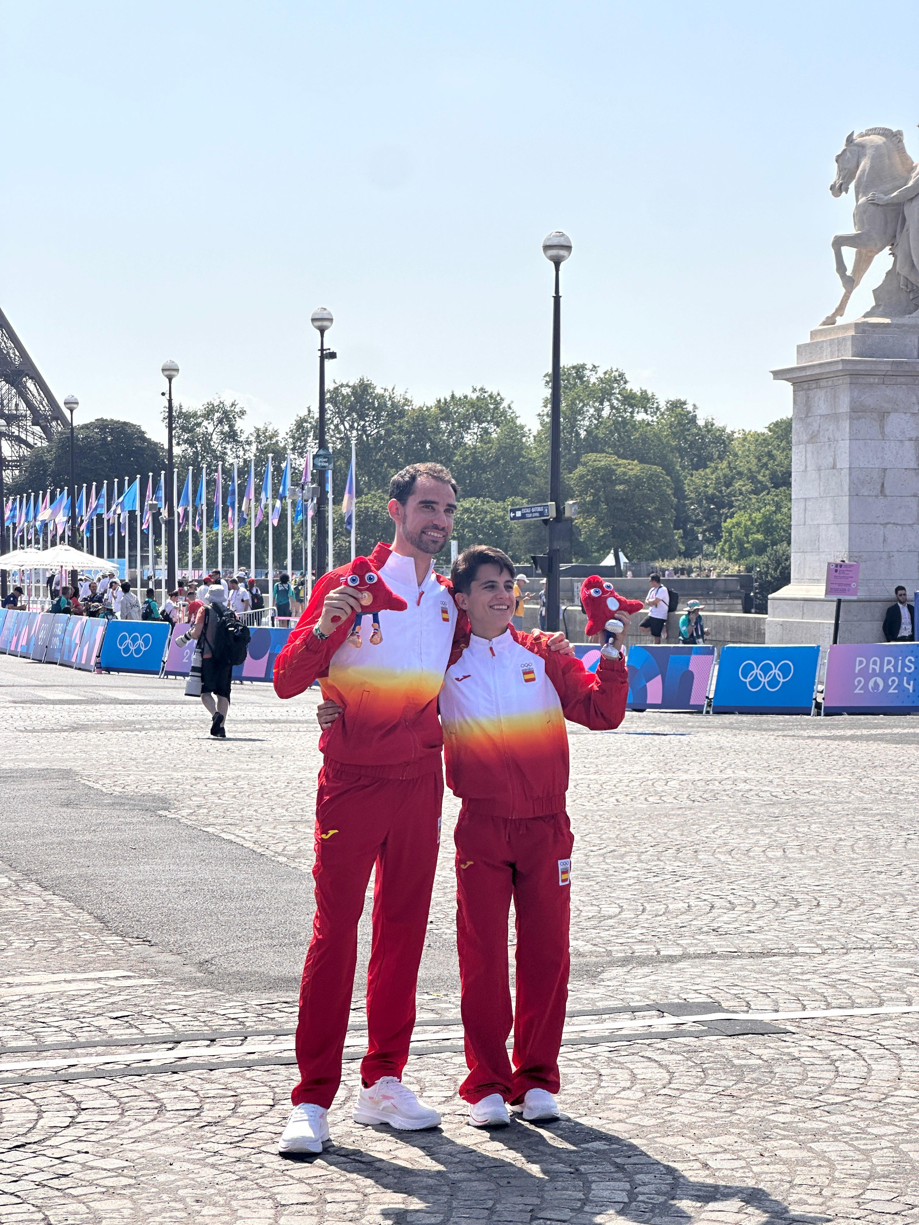 Los dos medallistas españoles en la marcha en París.