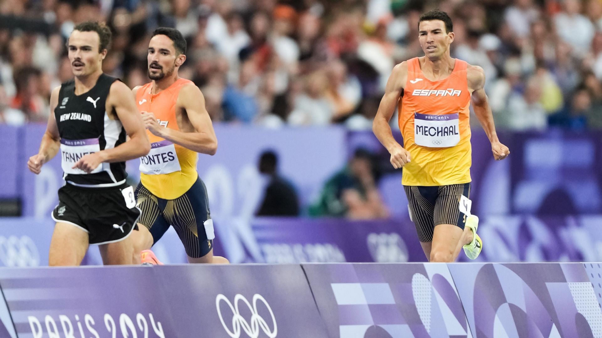 Ignacio Fontes y Adel Mechaal en la parte trasera de su carrera de repeca en París 2024. SPORTMEDIA.