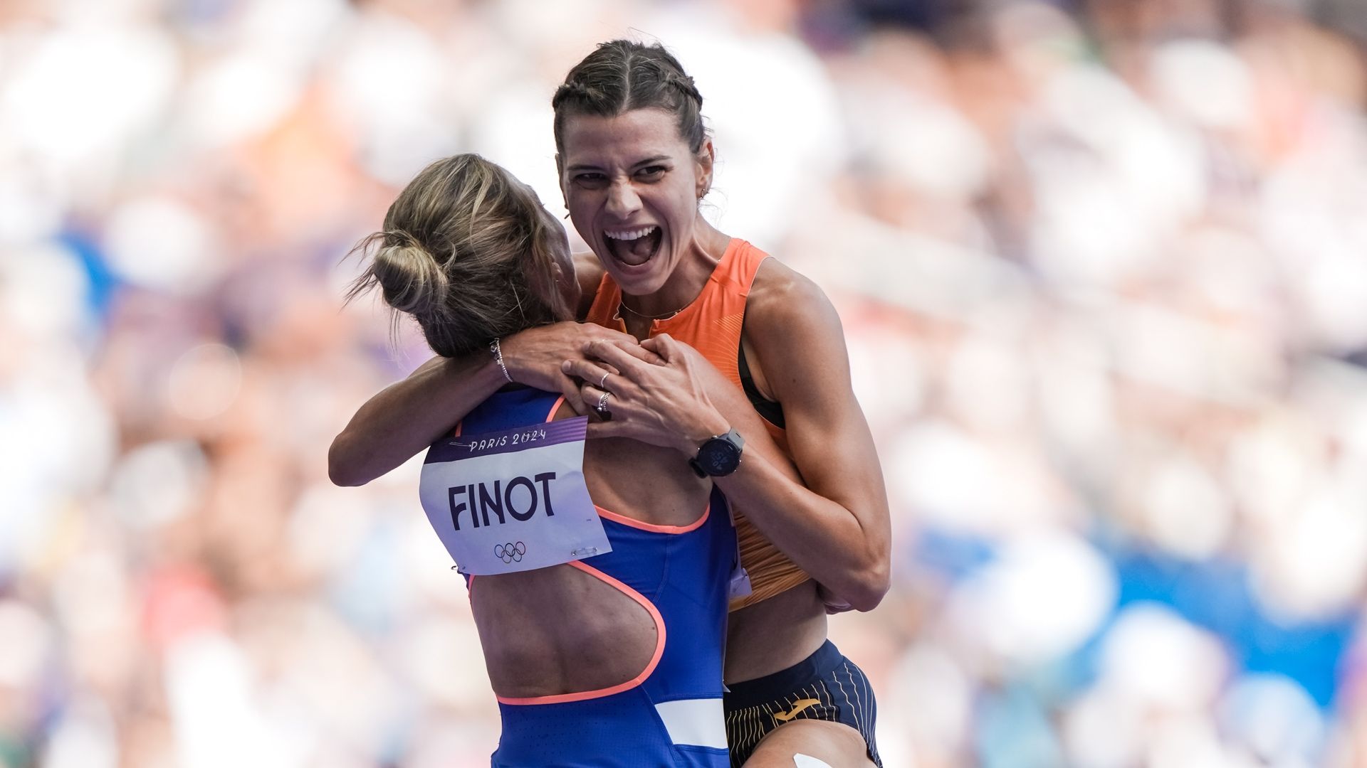 Irene Sánchez Escribano se abraza a la francesa Alice Finot tras pasar a la final de los Juegos Olímpicos de París. SPORTMEDIA.
