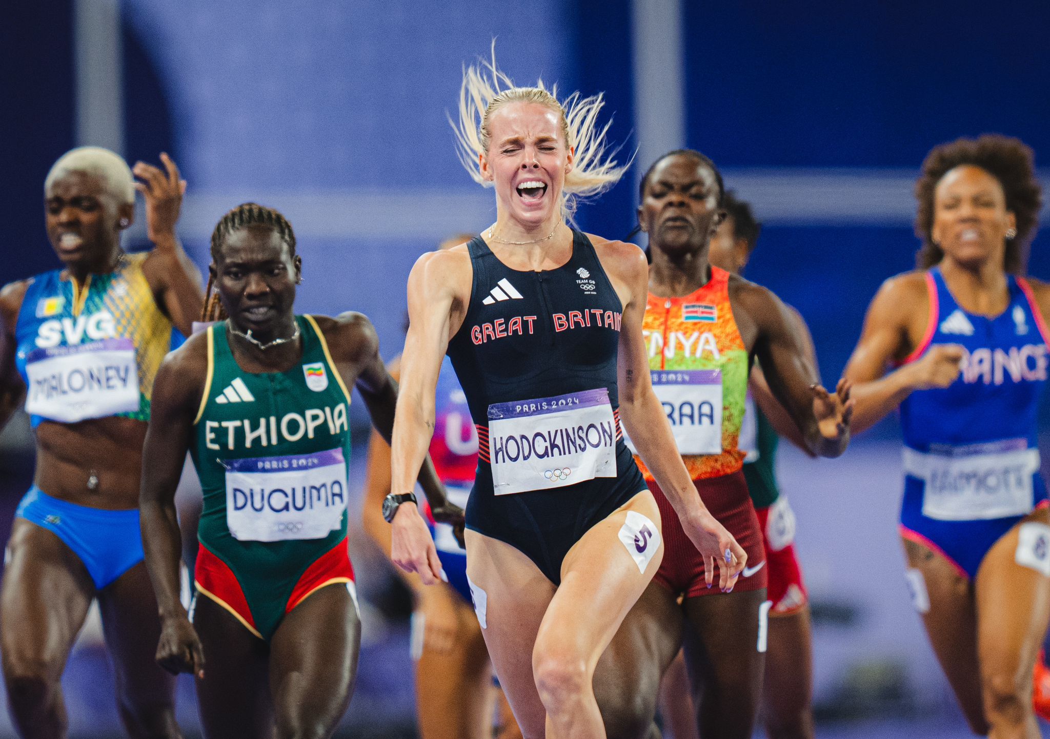 Keely Hodgkinson celebrando su título olímpico en París. VSM PHOTOEVENTS.