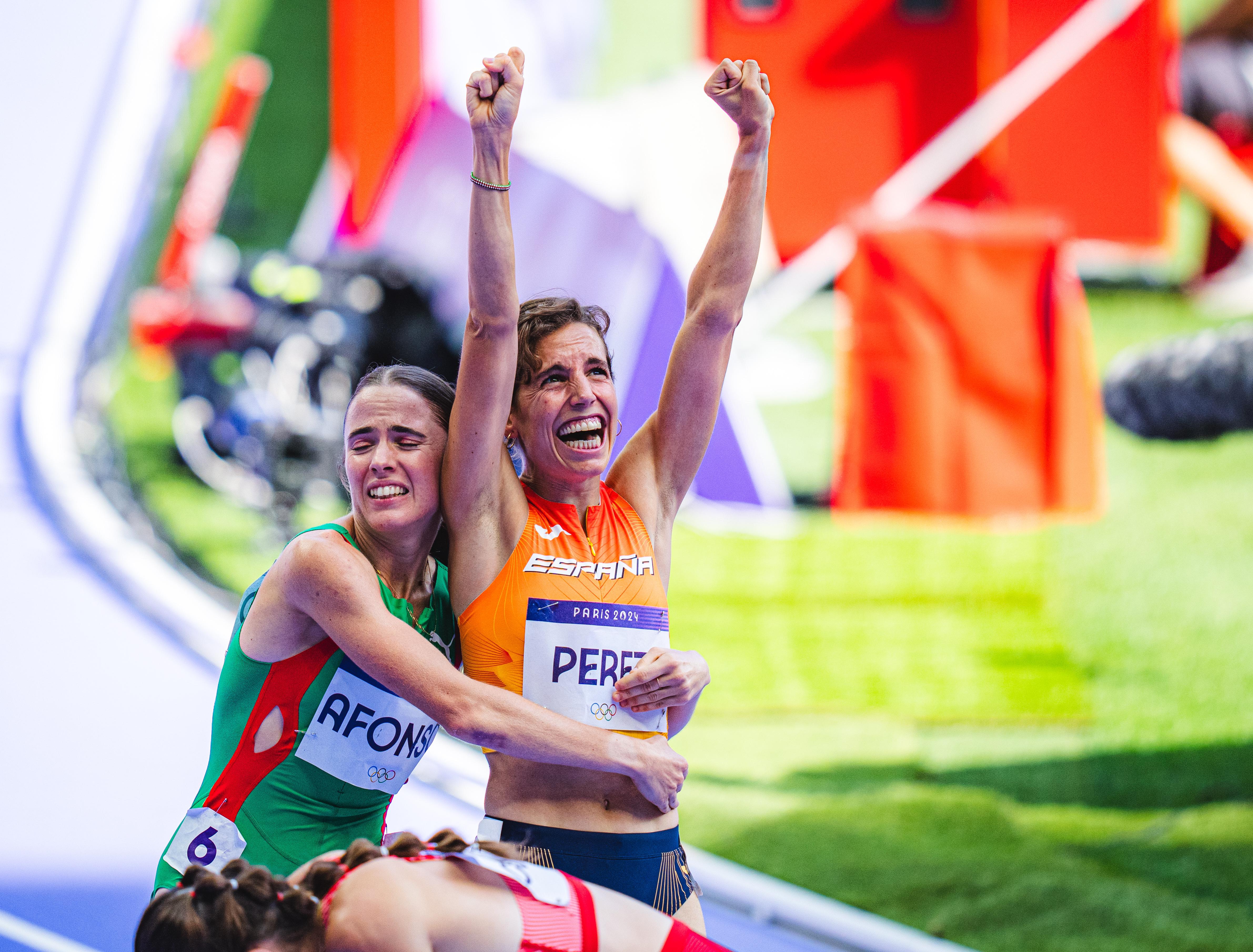 Marta Pérez celebra con Salomé Afonso, portuguesa afincada en Soria, el pase a las semifinales. VSM PHOTOEVENTS.