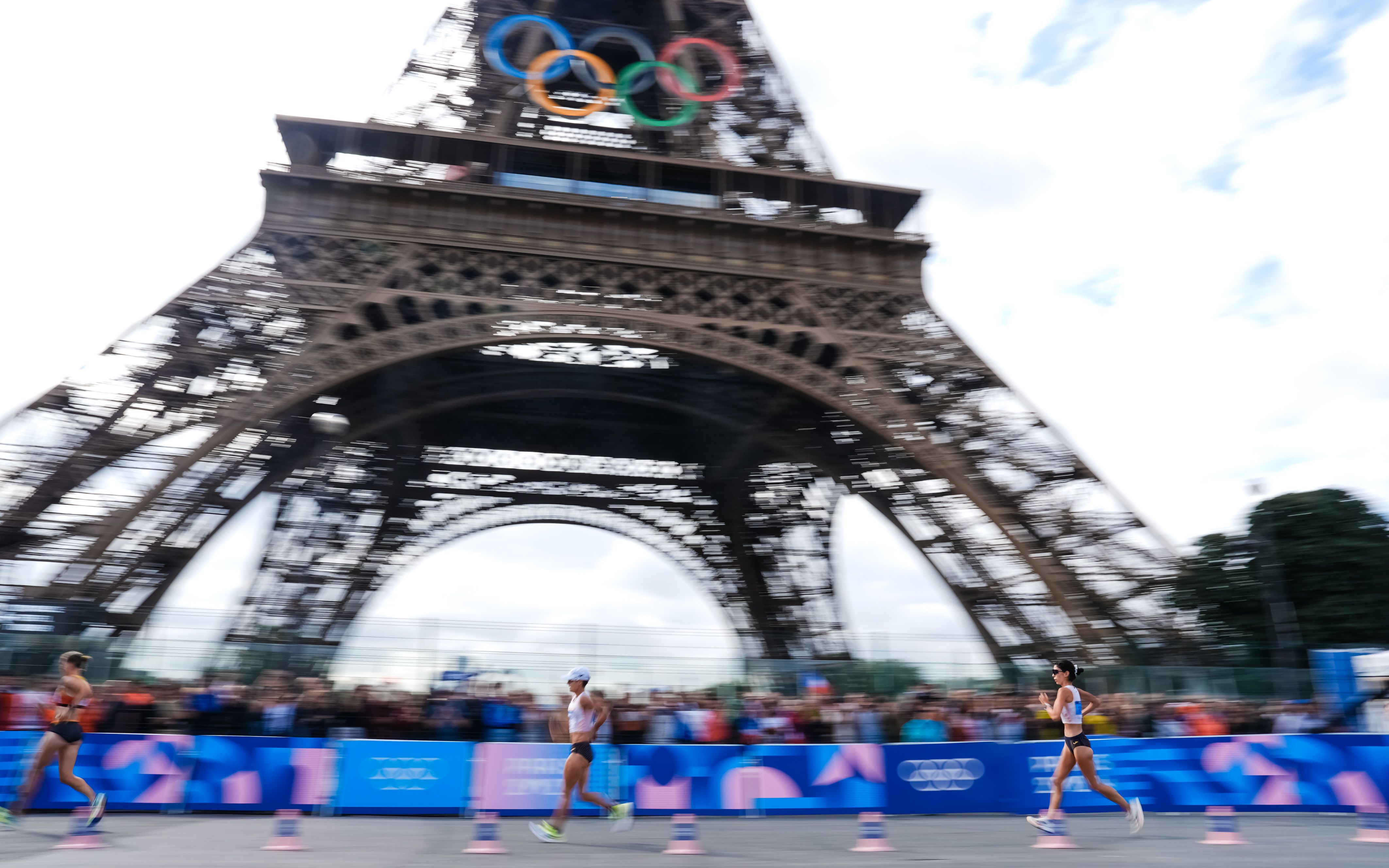 María Pérez, en el centro, con Cristina Montesinos, la atleta de la otra pareja española por detrás. SPORTMEDIA.