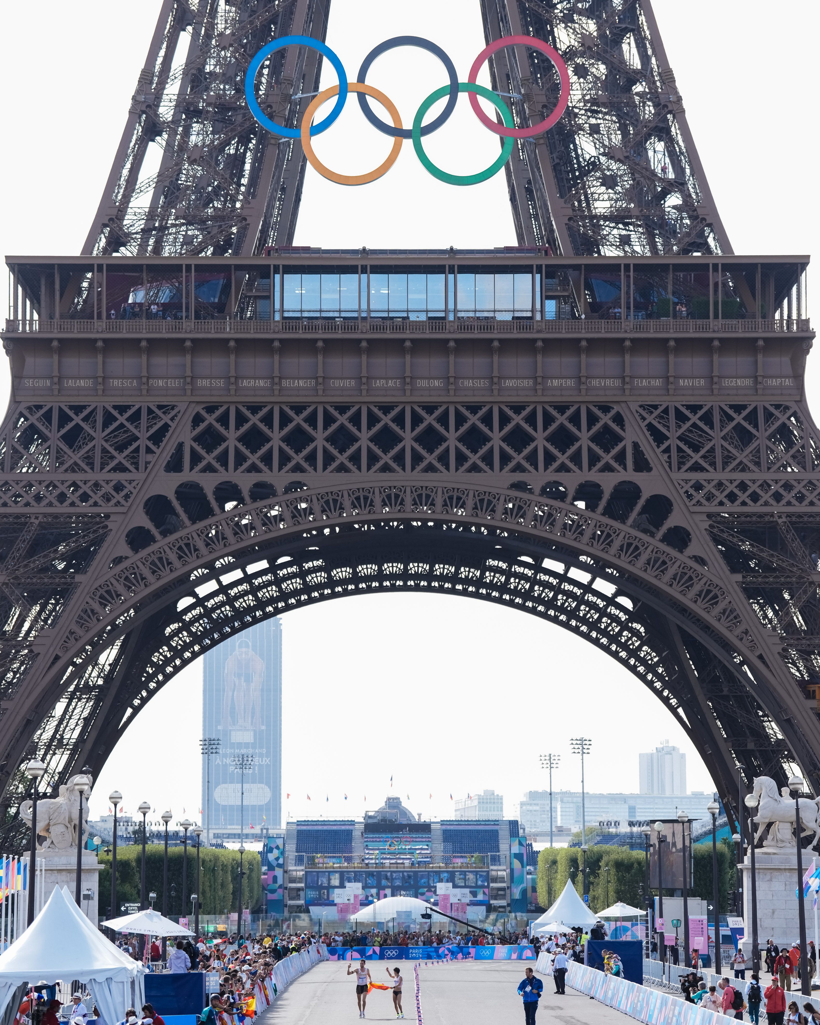 Una instantánea de la Torre Eiffel de París con los dos atletas españoles celebrando su título olímpico. SPORTMEDIA.