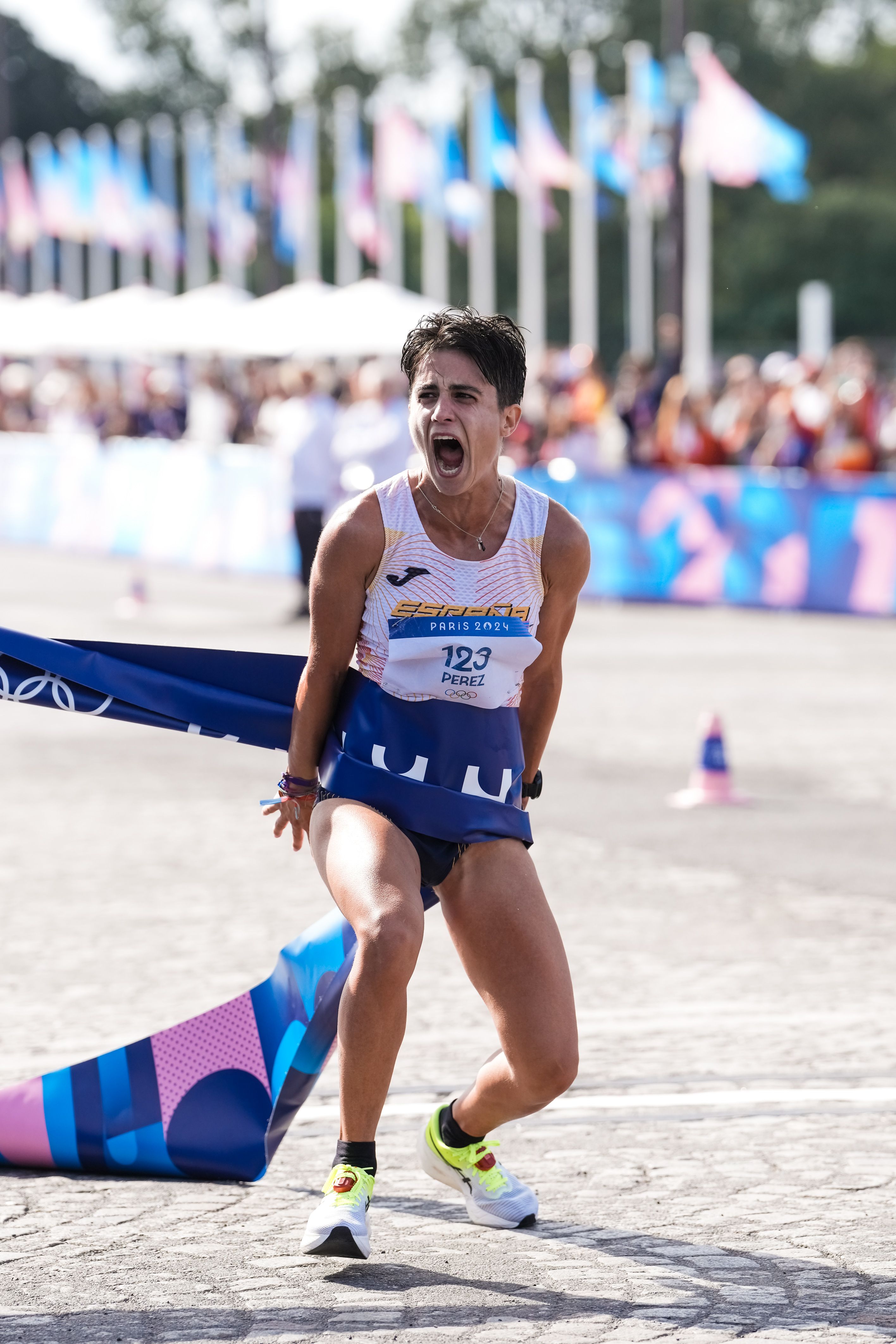La rabia de María Pérez al cruzar la línea de meta y proclamarse campeona olímpica junto a Álvaro Martín. SPORTMEDIA.