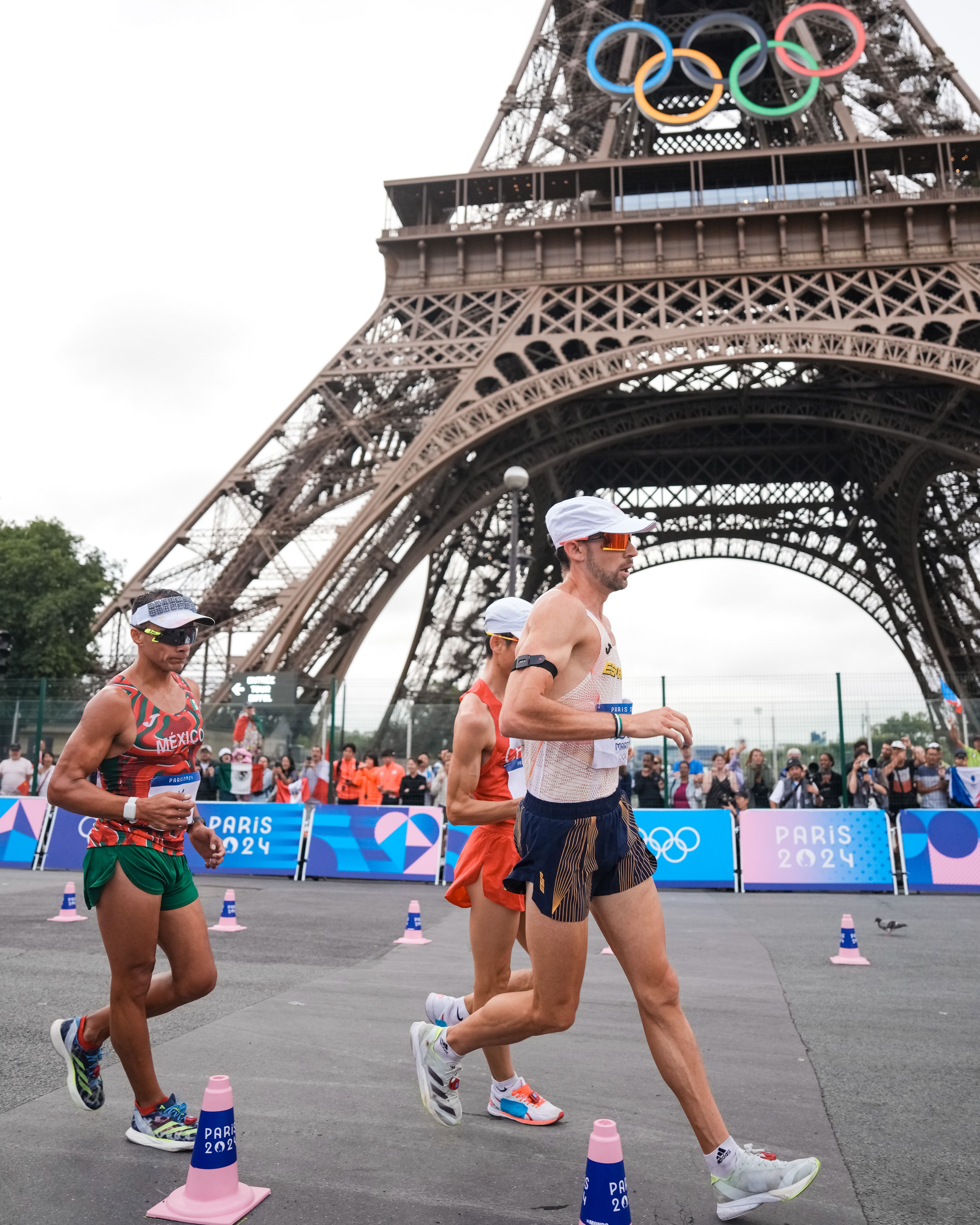 Álvaro Martín, campeón olímpico de relevo mixto de marcha, bajo la Torre Eiffel. SPORTMEDIA. Álvaro Martín, campeón olímpico de relevo mixto de marcha, bajo la Torre Eiffel. SPORTMEDIA.