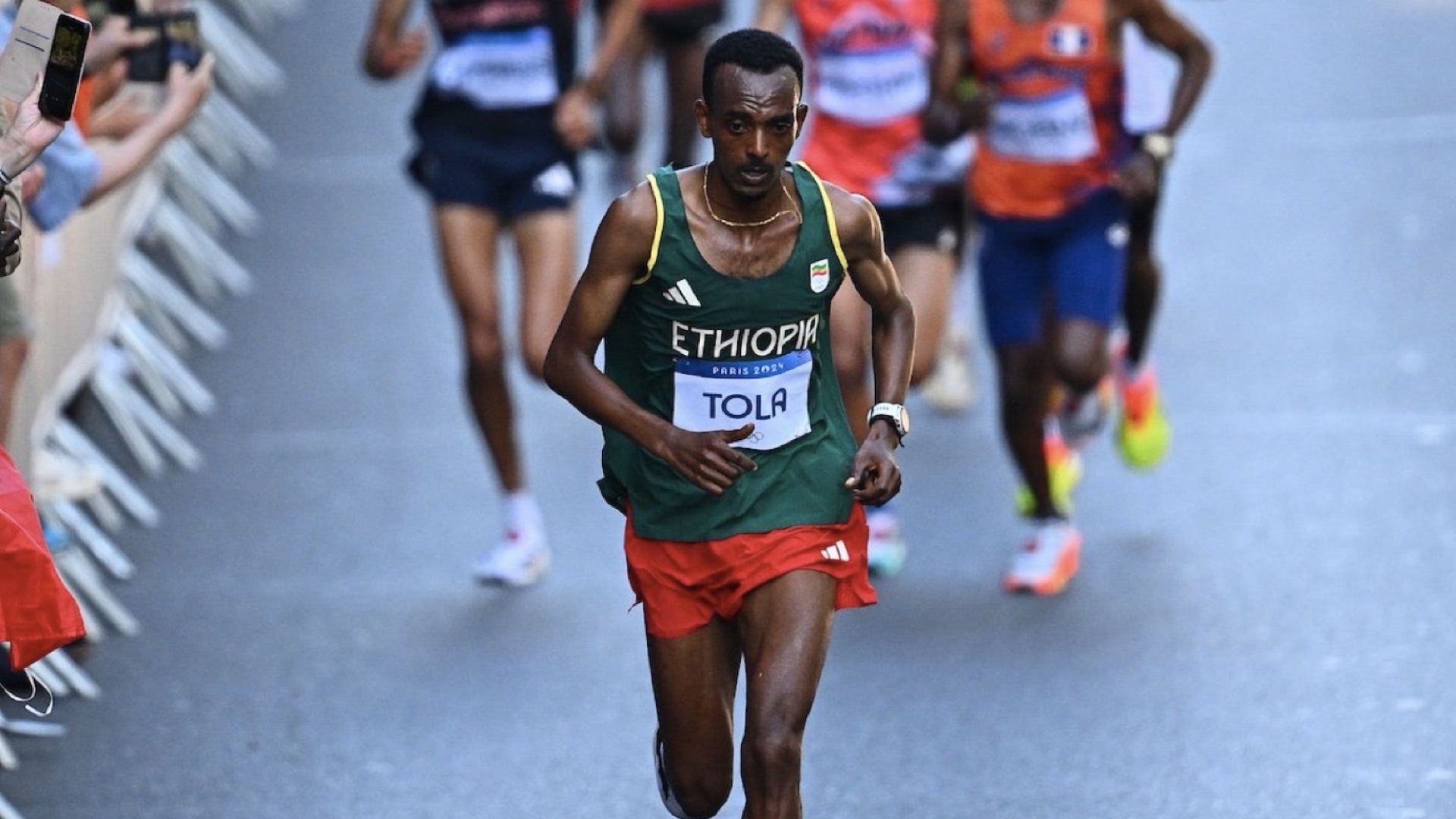 Tamirat Tola en una de las partes más duras del maratón olímpico de París. WORLD ATHLETICS.