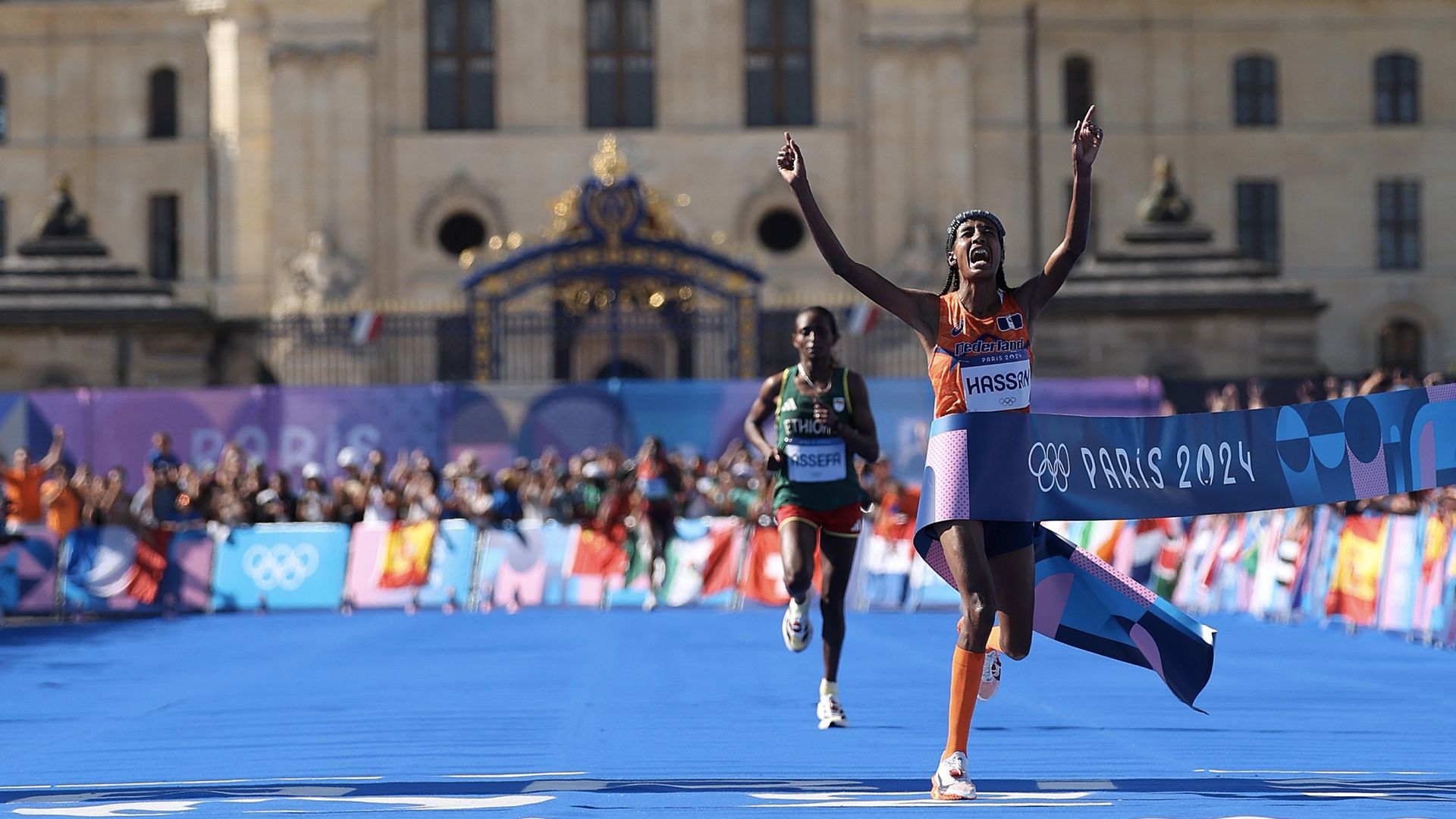 Sifan Hassan proclamándose campeona olímpica de maratón en París 2024 ante la imponente mole de Los Inválidos. WORLD ATHLETICS. Sifan Hassan proclamándose campeona olímpica de maratón en París 2024 ante la imponente mole de Los Inválidos. WORLD ATHLETICS.
