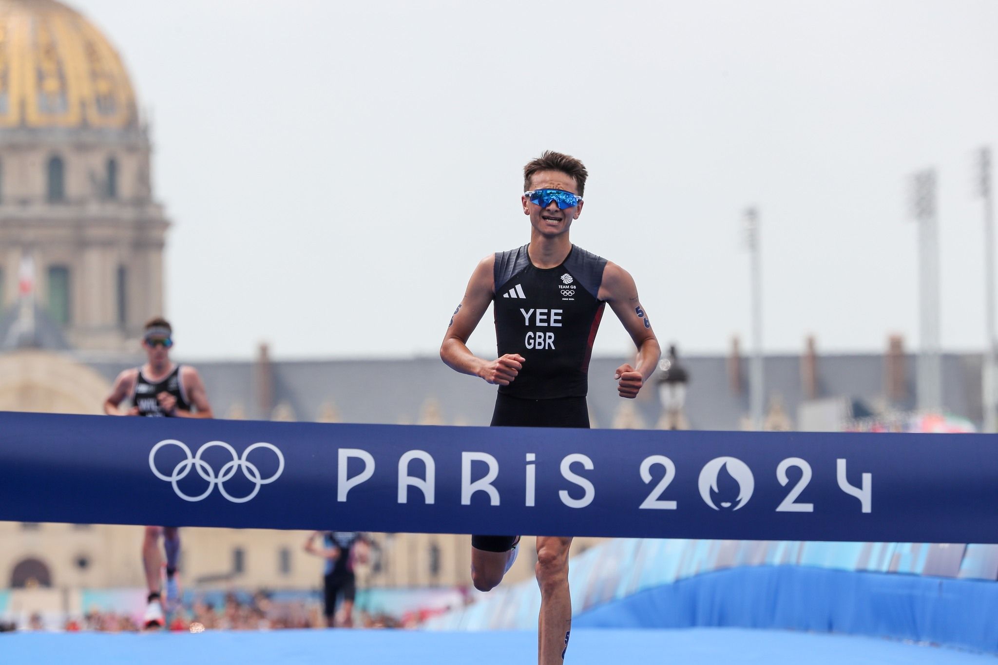 Alex Yee proclamándose campeón olímpico de triatlón en París 2024.