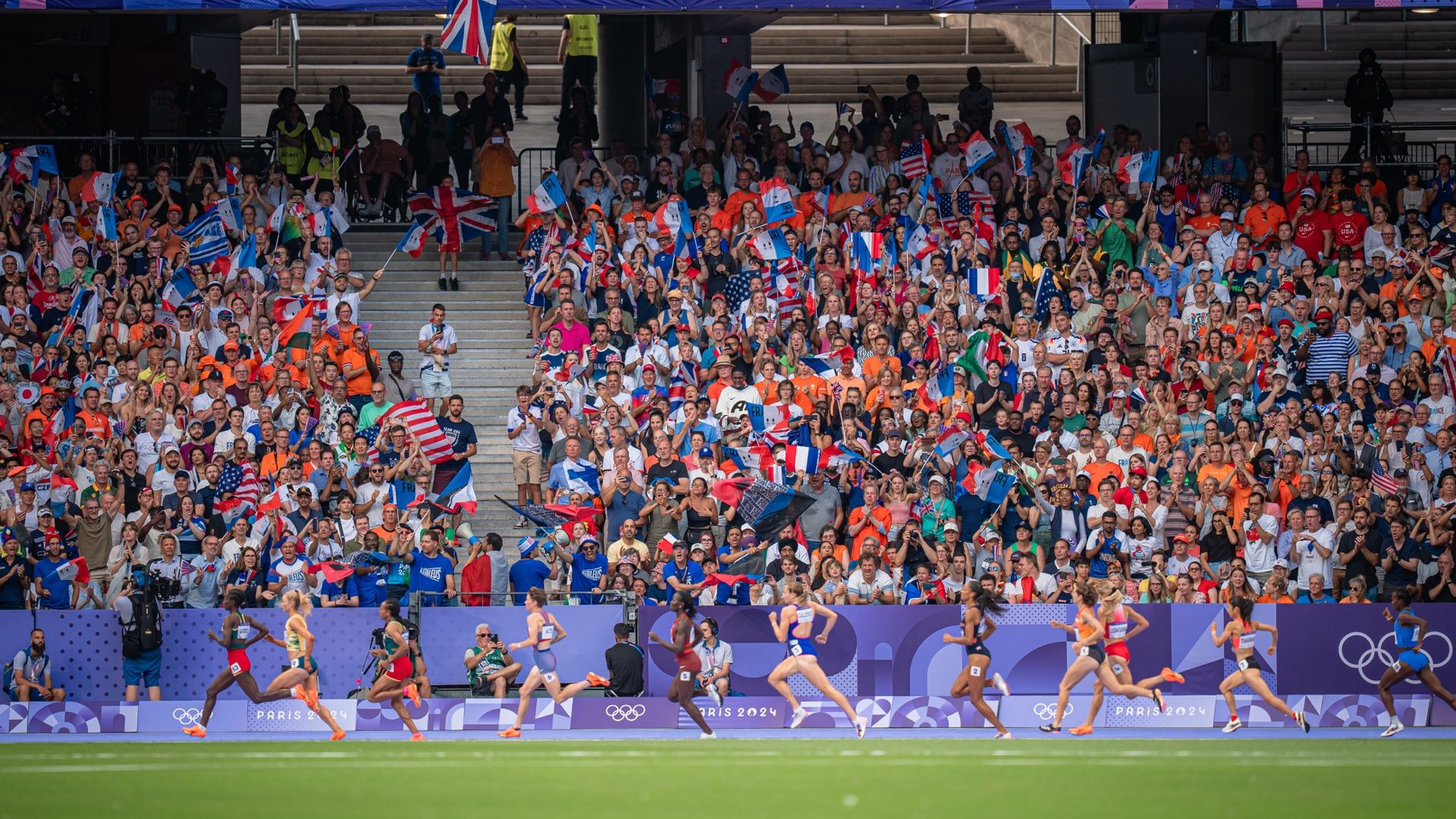 Las atletas de la segunda semifinal de los 1500 metros de los Juegos Olímpicos de París en los últimos metros de la prueba. VSM PHOTOEVENTS. Las atletas de la segunda semifinal de los 1500 metros de los Juegos Olímpicos de París en los últimos metros de la prueba. VSM PHOTOEVENTS.