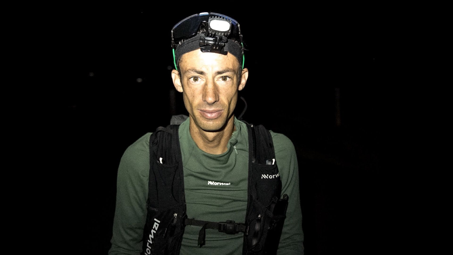 Kilian Jornet en una de las etapas de su reto Alpine Connections. DAVID ARIÑO.