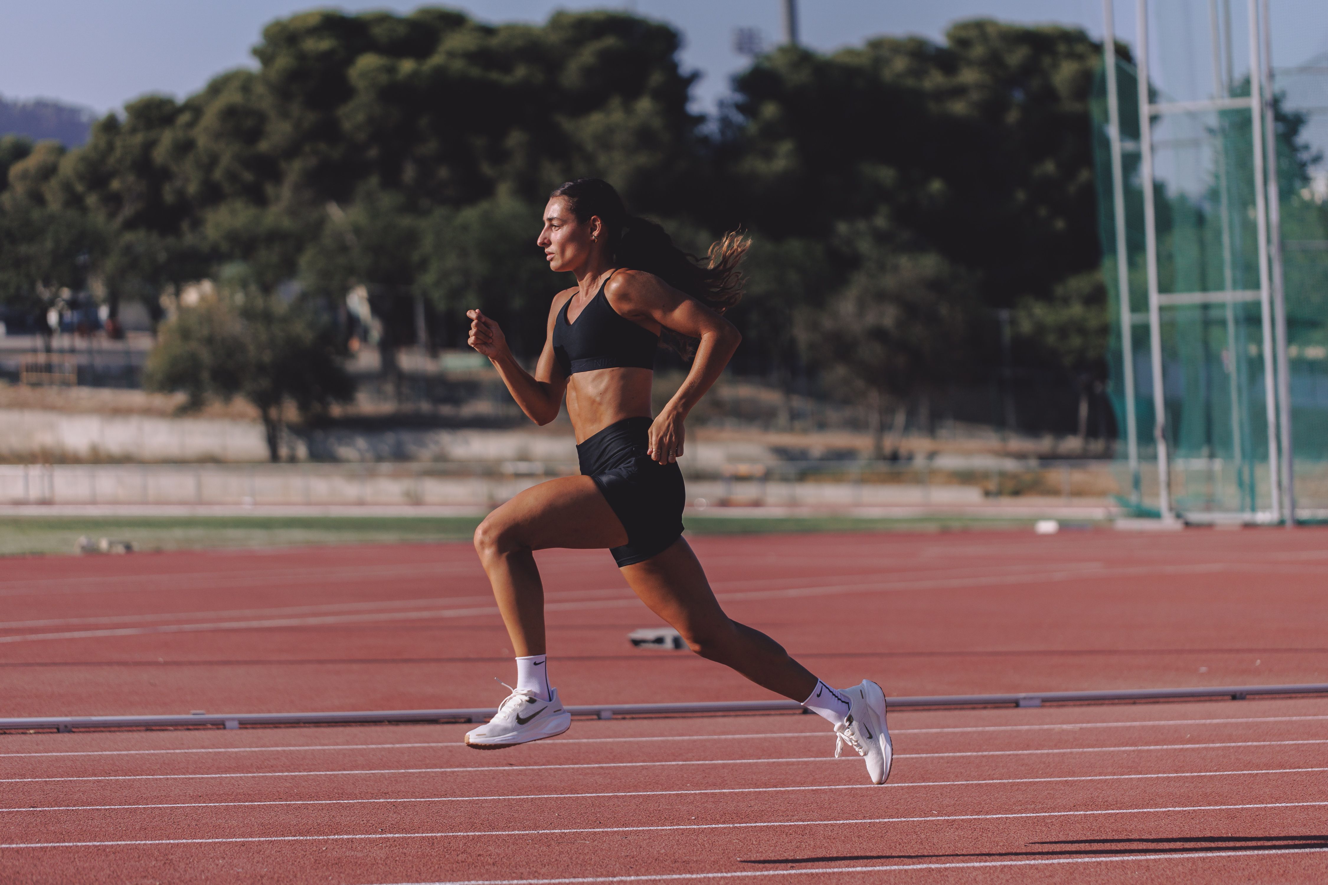 Sara Gallego ha regresado a la competición con unas expectativas acorde a su talento: quiere brillar en el Mundial de Tokio y superar su propio récord nacional de 400 metros vallas. AITOR MATAUCO