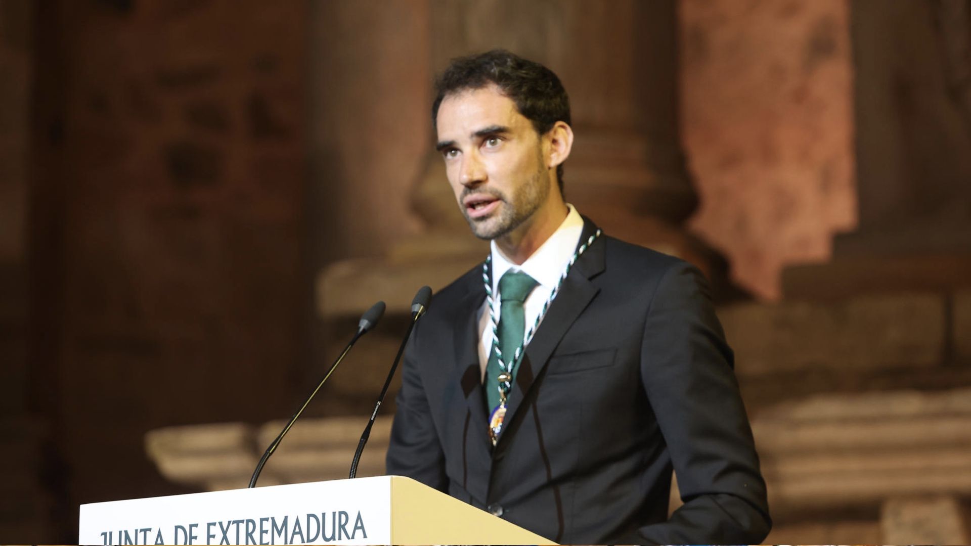 Álvaro Martín tras recibir una de las medallas entregadas en el 'Día de Extremadura' en el ha anunciado su retirada del atletismo profesional. EFE.