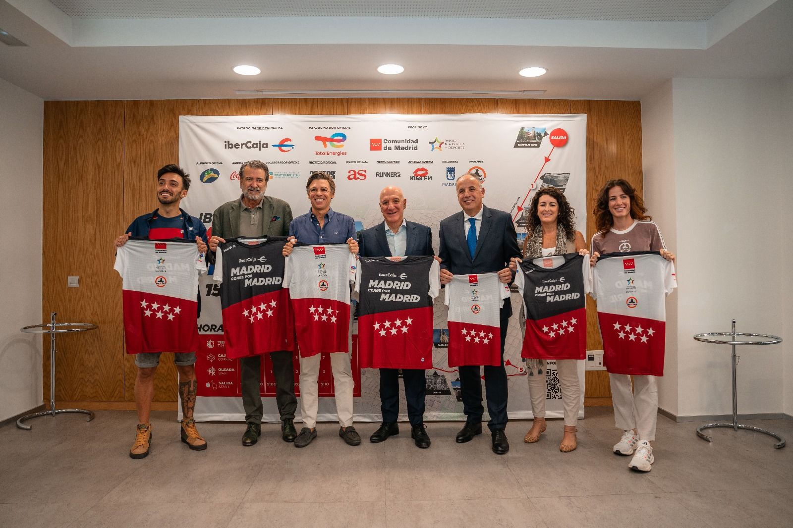 Fernando Carro, Guillermo Jiménez, Alberto Tomé, Pedro Rumbao, José Vicente Marco, Susana Cima y Clara Viñarás posando con las camisetas oficiales de Ibercaja Madrid Corre por Madrid. VÍCTOR SECO (VSM PHOTOEVENTS)