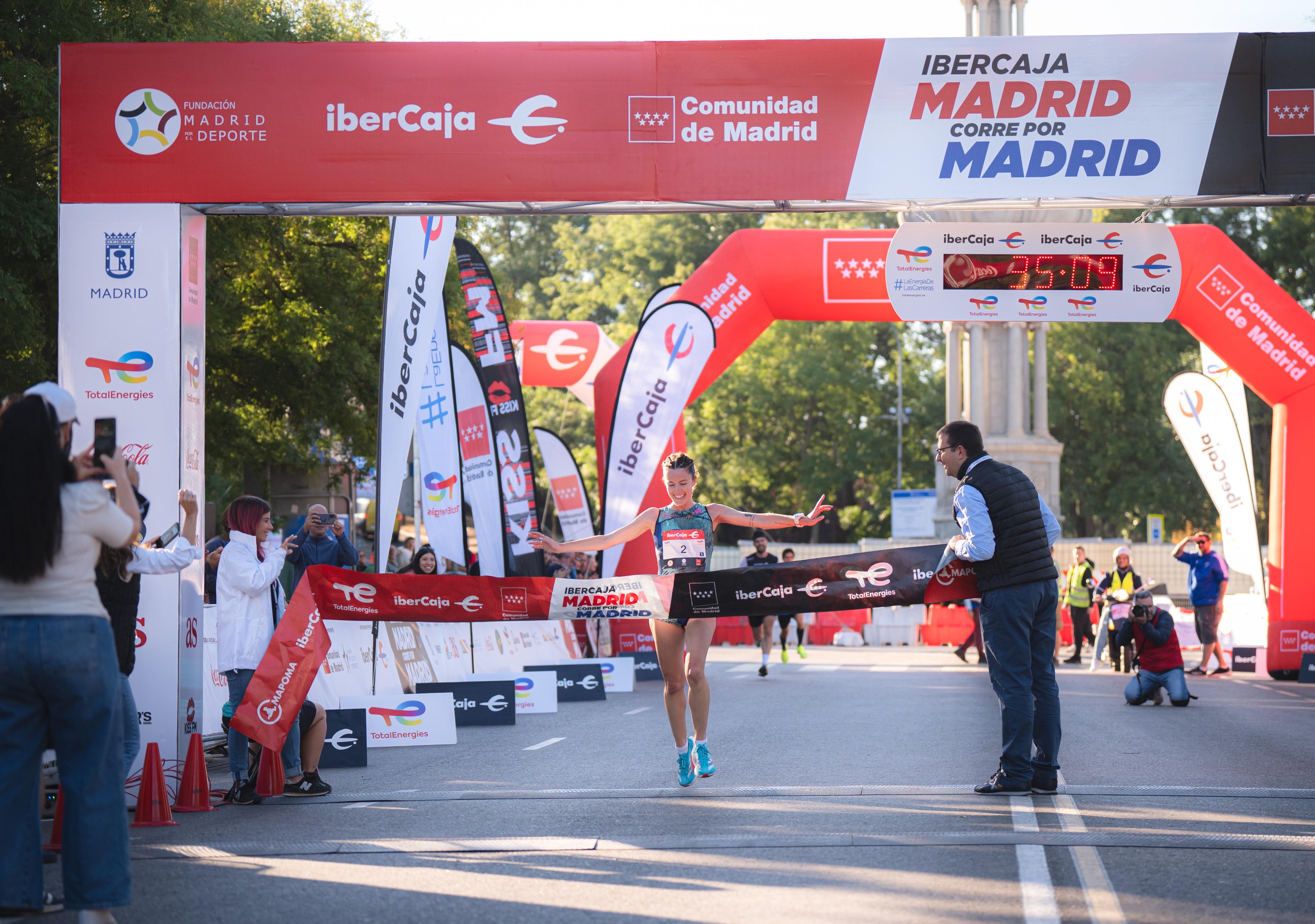 Clara Viñarás ganando y batiendo el récord de Ibercaja Madrid Corre por Madrid. VSM PHOTOEVENTS