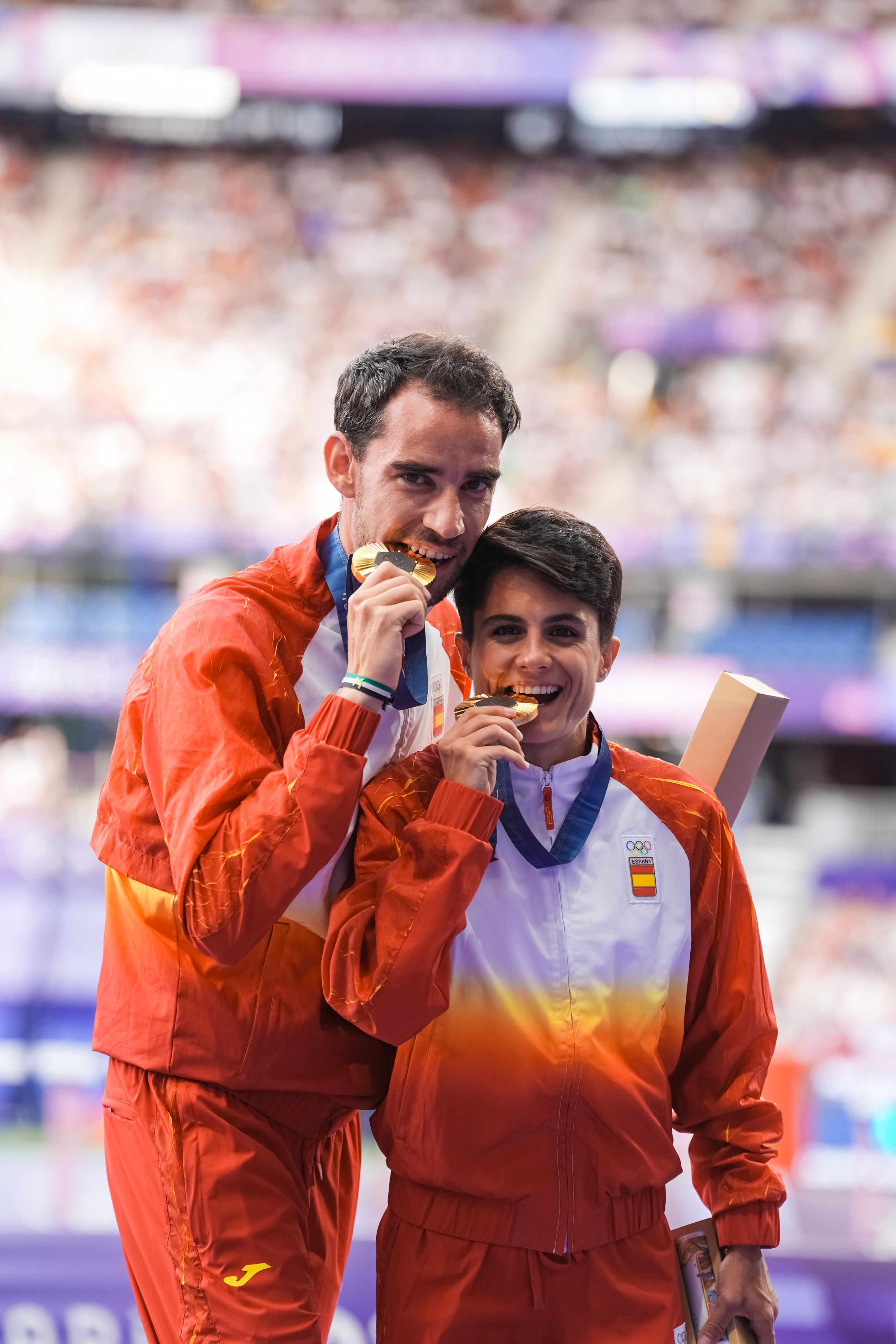 María Pérez completó en París los mejores Juegos Olímpicos de una atleta española en toda la historia. Campeona mundial de 20 y 35 km marcha hace un año, superó una fractura en el sacro para colgarse la plata en los 20 km y ganar el oro en el relevo mixto de maratón junto a Álvaro Martín. Álvaro Martín se ha convertido, por derecho propio, en el mejor marchador español de la historia… Y ya es decir. El bicampeón mundial conquistó el bronce en los 20 km y posteriormente el oro junto a María Pérez en el relevo mixto, antes de anunciar que París habían sido sus cuartos y últimos Juegos. Lo ha ganado todo en su carrera. María Pérez completó en París los mejores Juegos Olímpicos de una atleta española en toda la historia. Campeona mundial de 20 y 35 km marcha hace un año, superó una fractura en el sacro para colgarse la plata en los 20 km y ganar el oro en el relevo mixto de maratón junto a Álvaro Martín. Álvaro Martín se ha convertido, por derecho propio, en el mejor marchador español de la historia… Y ya es decir. El bicampeón mundial conquistó el bronce en los 20 km y posteriormente el oro junto a María Pérez en el relevo mixto, antes de anunciar que París habían sido sus cuartos y últimos Juegos. Lo ha ganado todo en su carrera.
