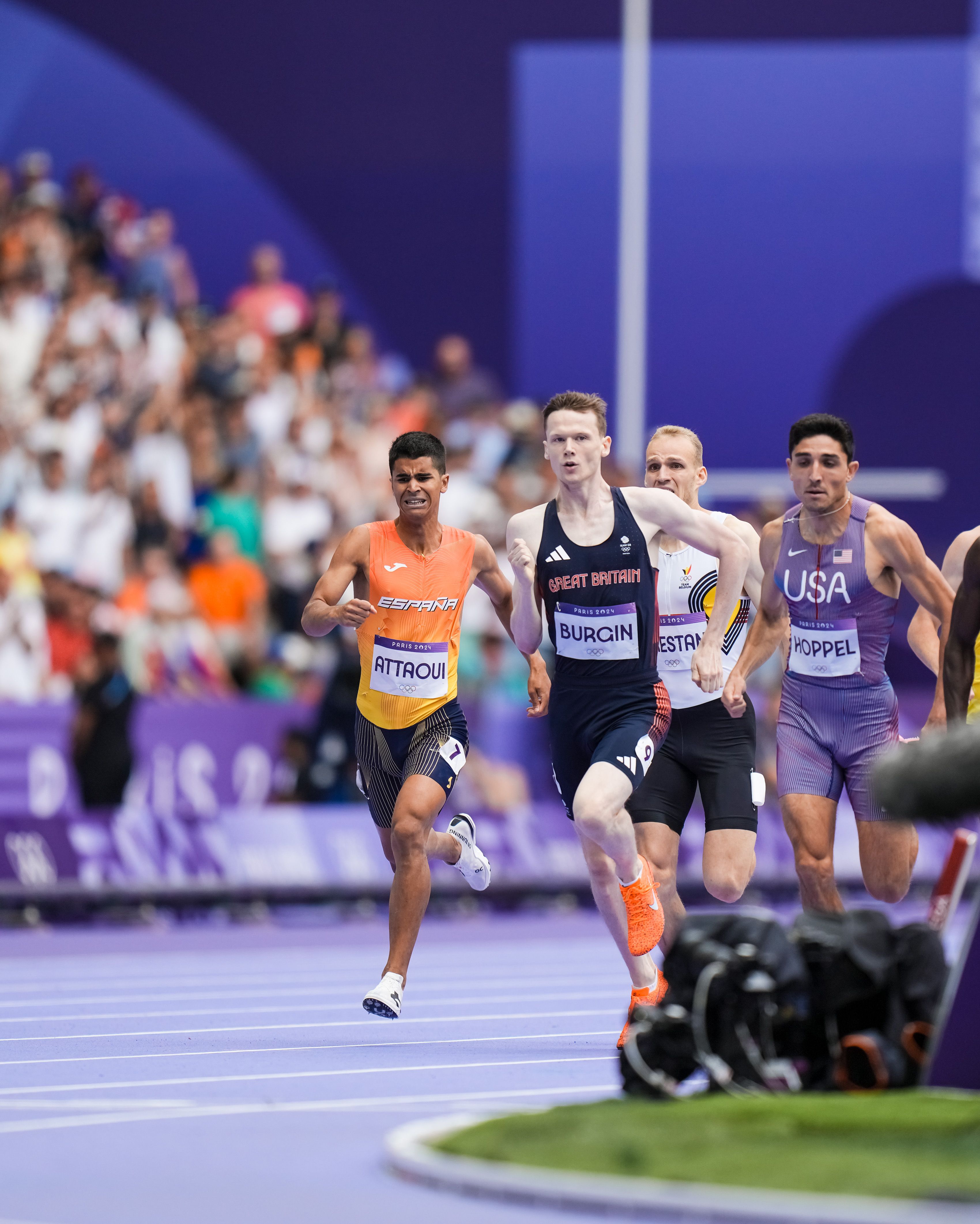 Mohamed Attaoui mantuvo el sueño de ver a un ochocentista español en el podio del 800 olímpico hasta el último suspiro. La mejor final de la historia le obligó a correr en 1:42.08, a cuatro centésimas de su récord de España, y aun así ‘sólo’ pudo ser quinto, igualando la mejor actuación española en unos Juegos. Con esa marca habría ganado el oro en 28 de las 30 finales que se han disputado y el bronce en todas menos en la suya. Mohamed Attaoui mantuvo el sueño de ver a un ochocentista español en el podio del 800 olímpico hasta el último suspiro. La mejor final de la historia le obligó a correr en 1:42.08, a cuatro centésimas de su récord de España, y aun así ‘sólo’ pudo ser quinto, igualando la mejor actuación española en unos Juegos. Con esa marca habría ganado el oro en 28 de las 30 finales que se han disputado y el bronce en todas menos en la suya.