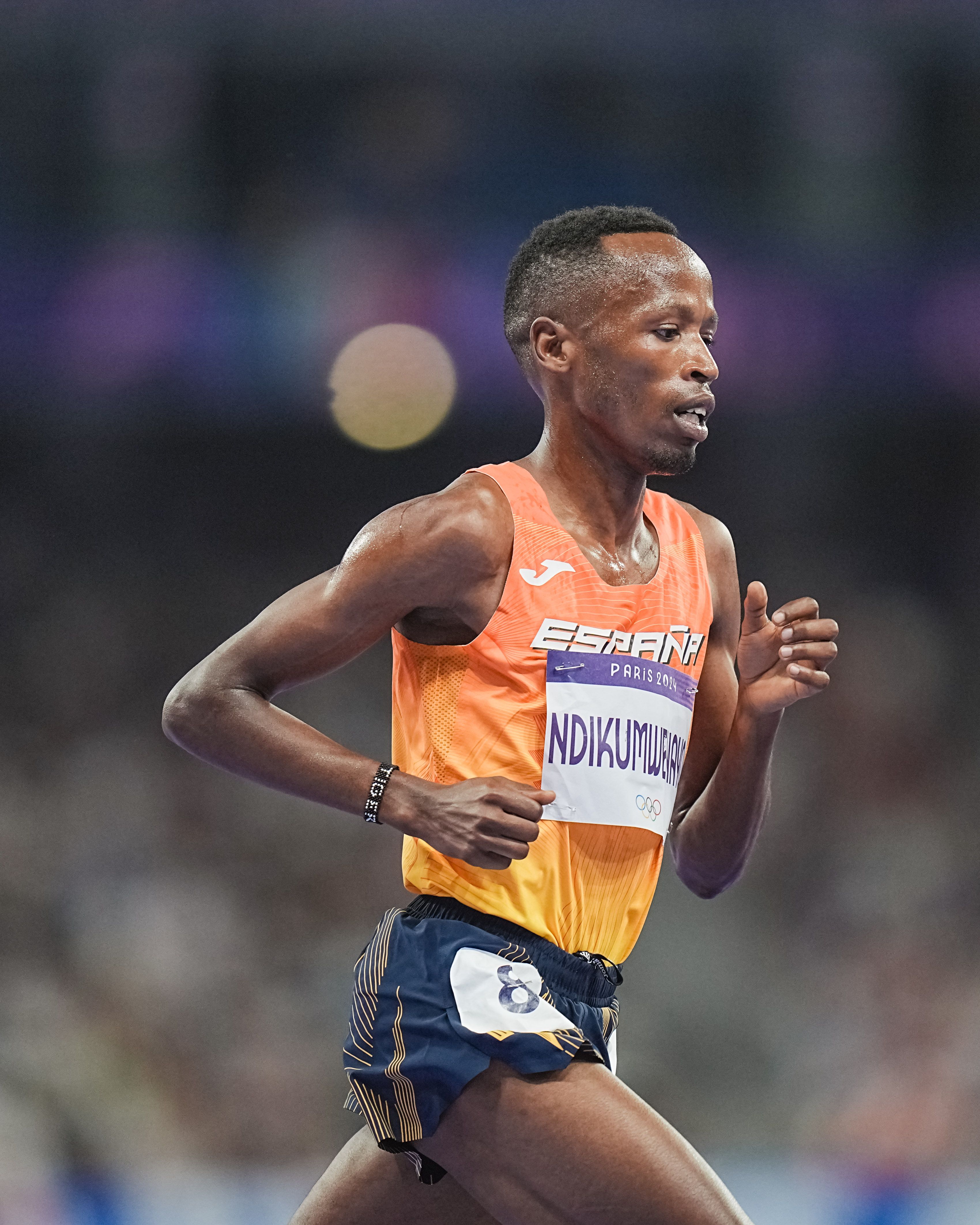 Thierry Ndikumwenayo saldó su debut olímpico con España con un noveno puesto en 10.000 metros y un sideral récord nacional de 26:49.49 en la distancia. El anterior era 27:14.44 de Fabián Roncero. Luego, el ‘Tigre’ disputó la final de 5000 al ser recalificado tras una caída, pero le pasó factura y terminó 15º. SPORTMEDIA Thierry Ndikumwenayo saldó su debut olímpico con España con un noveno puesto en 10.000 metros y un sideral récord nacional de 26:49.49 en la distancia. El anterior era 27:14.44 de Fabián Roncero. Luego, el ‘Tigre’ disputó la final de 5000 al ser recalificado tras una caída, pero le pasó factura y terminó 15º. SPORTMEDIA