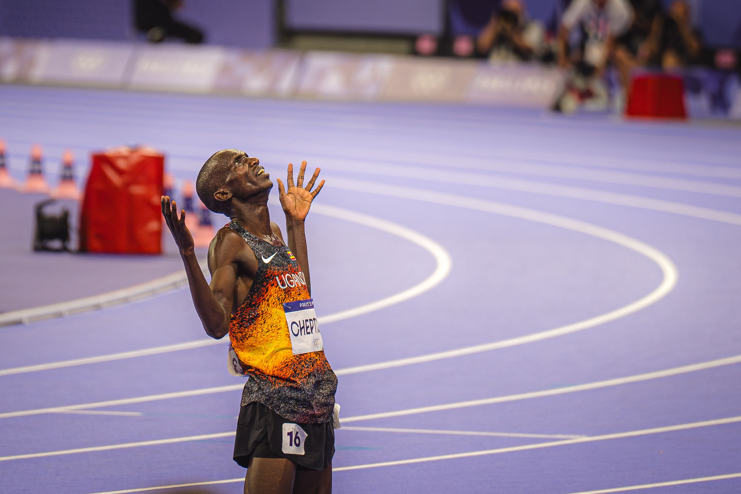 Aunque muchos le dieran por muerto, Joshua Cheptegei ya mira a los ojos al currículum en pista de Kenenisa Bekele. Sumó el oro en el mejor 10.000 de la historia olímpica a un palmarés que ya tiene tres títulos mundiales en el ‘diez’, otro oro olímpico en el ‘cinco’ y los récords mundiales en ambas distancias. Su siguiente reto será domar el maratón. VÍCTOR SECO (VSM PHOTO EVENTS) Aunque muchos le dieran por muerto, Joshua Cheptegei ya mira a los ojos al currículum en pista de Kenenisa Bekele. Sumó el oro en el mejor 10.000 de la historia olímpica a un palmarés que ya tiene tres títulos mundiales en el ‘diez’, otro oro olímpico en el ‘cinco’ y los récords mundiales en ambas distancias. Su siguiente reto será domar el maratón. VÍCTOR SECO (VSM PHOTO EVENTS)