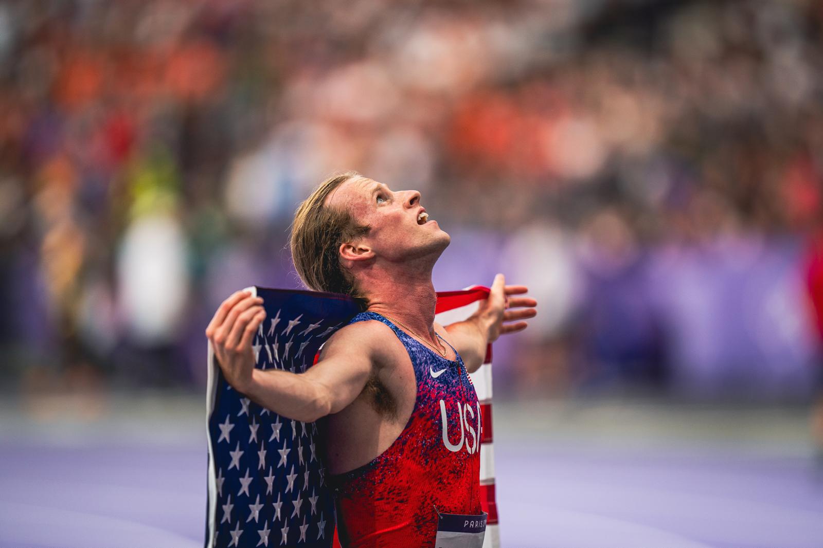 El último gran millero yanqui. Cole Hocker sacó a relucir su espectacular sprint para doblegar a Jakob Ingebrigtsen y Josh Kerr en el mejor 1500 de la historia… Y fue capaz de hacerlo en una carrera frenética. 3:27.65. Récord olímpico, récord norteamericano y séptimo de todos los tiempos. VÍCTOR SECO (VSM PHOTOEVENTS) El último gran millero yanqui. Cole Hocker sacó a relucir su espectacular sprint para doblegar a Jakob Ingebrigtsen y Josh Kerr en el mejor 1500 de la historia… Y fue capaz de hacerlo en una carrera frenética. 3:27.65. Récord olímpico, récord norteamericano y séptimo de todos los tiempos. VÍCTOR SECO (VSM PHOTOEVENTS)