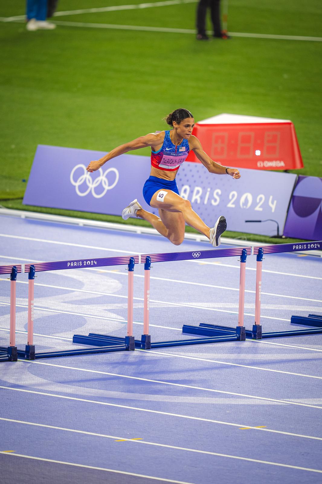 En sus terceros Juegos Olímpicos con sólo 25 años, Sydney McLaughlin-Levrone demostró que su único límite es ella misma. Batió por sexta vez el récord del mundo de 400 metros vallas con 50.37, la marca de una carrera femenina más valorada de la historia por World Athletics. Completó su actuación con una soberbia posta de 47.70 en el 4 x 400 que a punto estuvo de ser récord del mundo. Marita Koch debe de estar rezando para que no se pase al 400. VÍCTOR SECO (VSM PHOTOEVENTS) En sus terceros Juegos Olímpicos con sólo 25 años, Sydney McLaughlin-Levrone demostró que su único límite es ella misma. Batió por sexta vez el récord del mundo de 400 metros vallas con 50.37, la marca de una carrera femenina más valorada de la historia por World Athletics. Completó su actuación con una soberbia posta de 47.70 en el 4 x 400 que a punto estuvo de ser récord del mundo. Marita Koch debe de estar rezando para que no se pase al 400. VÍCTOR SECO (VSM PHOTOEVENTS)