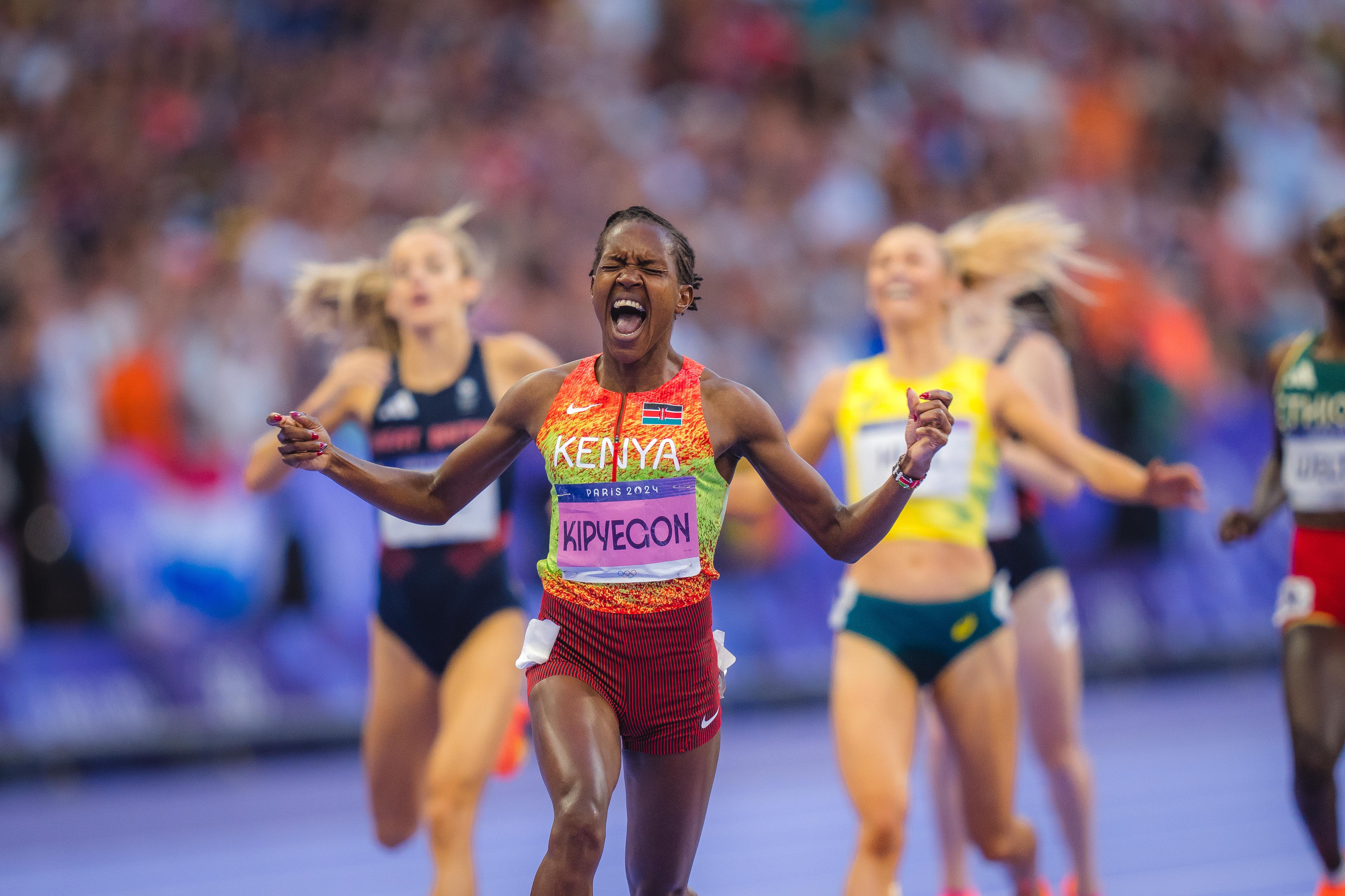 Faith Kipyegon ya es, por derecho propio, la mejor mediofondista de la historia. En París ganó su tercer oro olímpico consecutivo en 1500 y mejoró su propio récord olímpico con 3:51.29. También posee la plusmarca mundial con 3:49.04 y cinco medallas mundiales en la distancia, tres de ellas de oro. VÍCTOR SECO (VSM PHOTOEVENTS) Faith Kipyegon ya es, por derecho propio, la mejor mediofondista de la historia. En París ganó su tercer oro olímpico consecutivo en 1500 y mejoró su propio récord olímpico con 3:51.29. También posee la plusmarca mundial con 3:49.04 y cinco medallas mundiales en la distancia, tres de ellas de oro. VÍCTOR SECO (VSM PHOTOEVENTS)