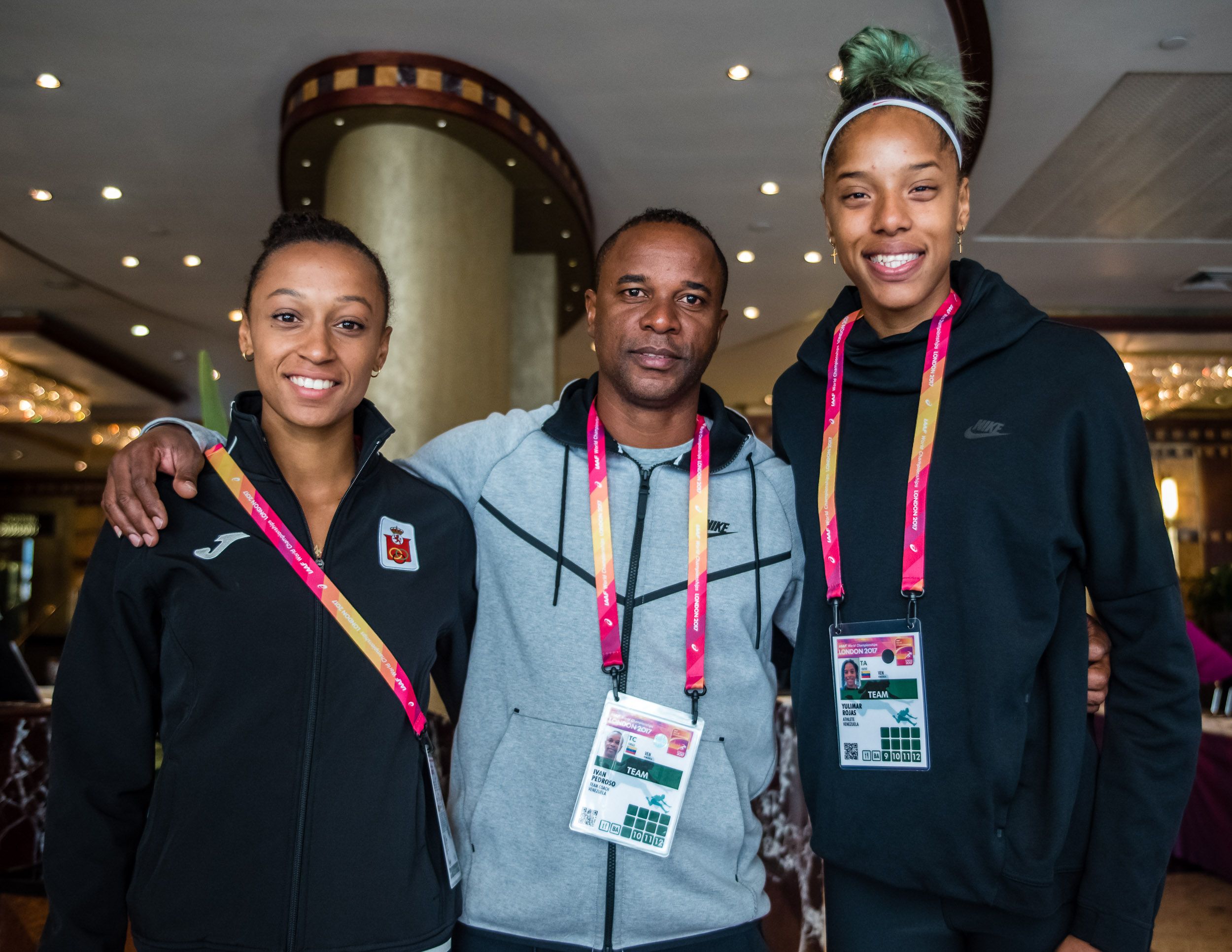 La primera internacionalidad absoluta al aire libre de Ana Peleteiro con Iván Pedroso fue en el Mundial de Londres 2017, donde finalizó séptima. En la imagen, junto a Yulimar Rojas. SPORTMEDIA.