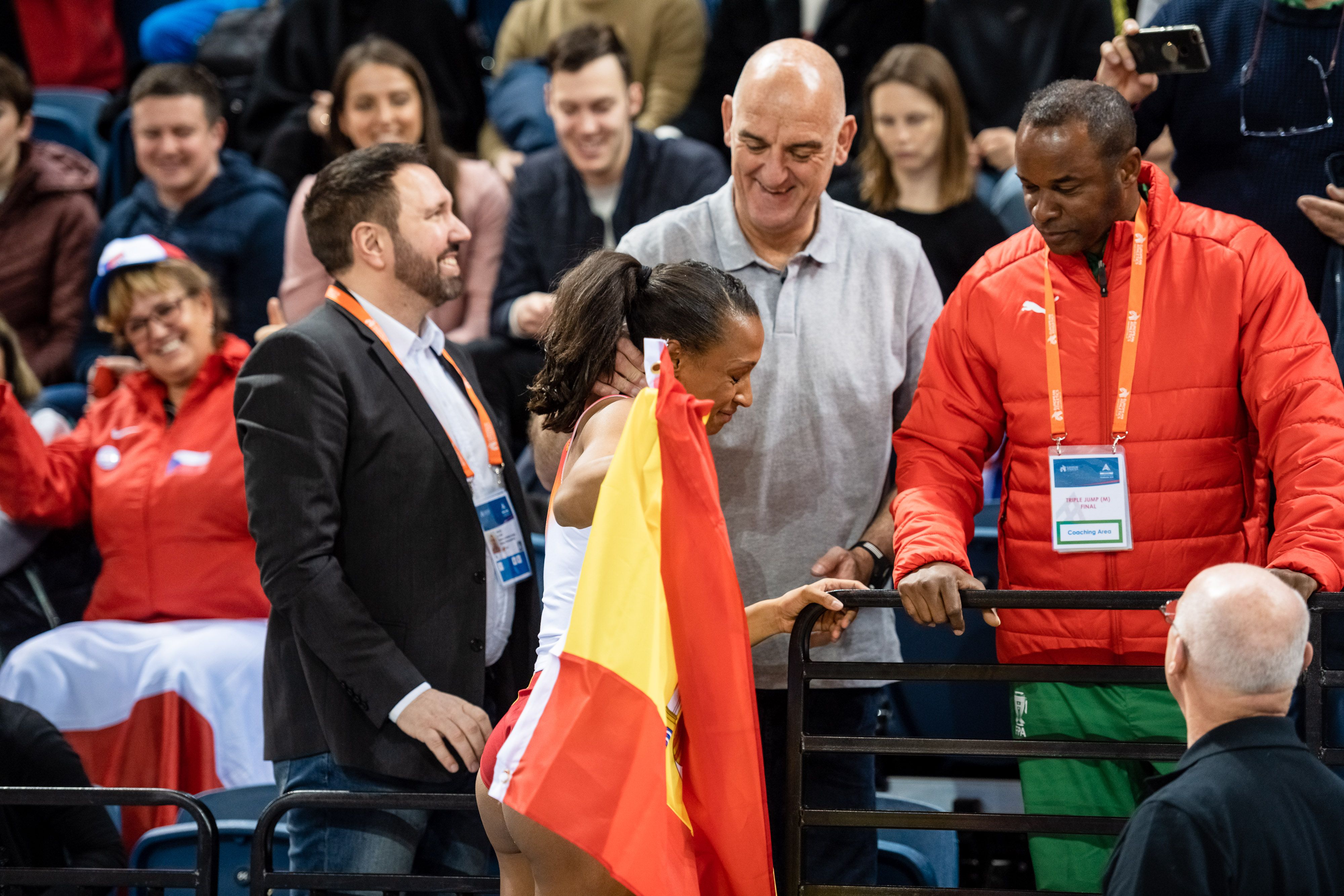 Peleteiro celebrando con su entorno el oro en Glasgow. De izquierda a derecha, Alberto Suárez (su representante en aquel momento), Javier Zapata (responsable de su patrocinador, Adidas) e Iván Pedroso. SPORTMEDIA.