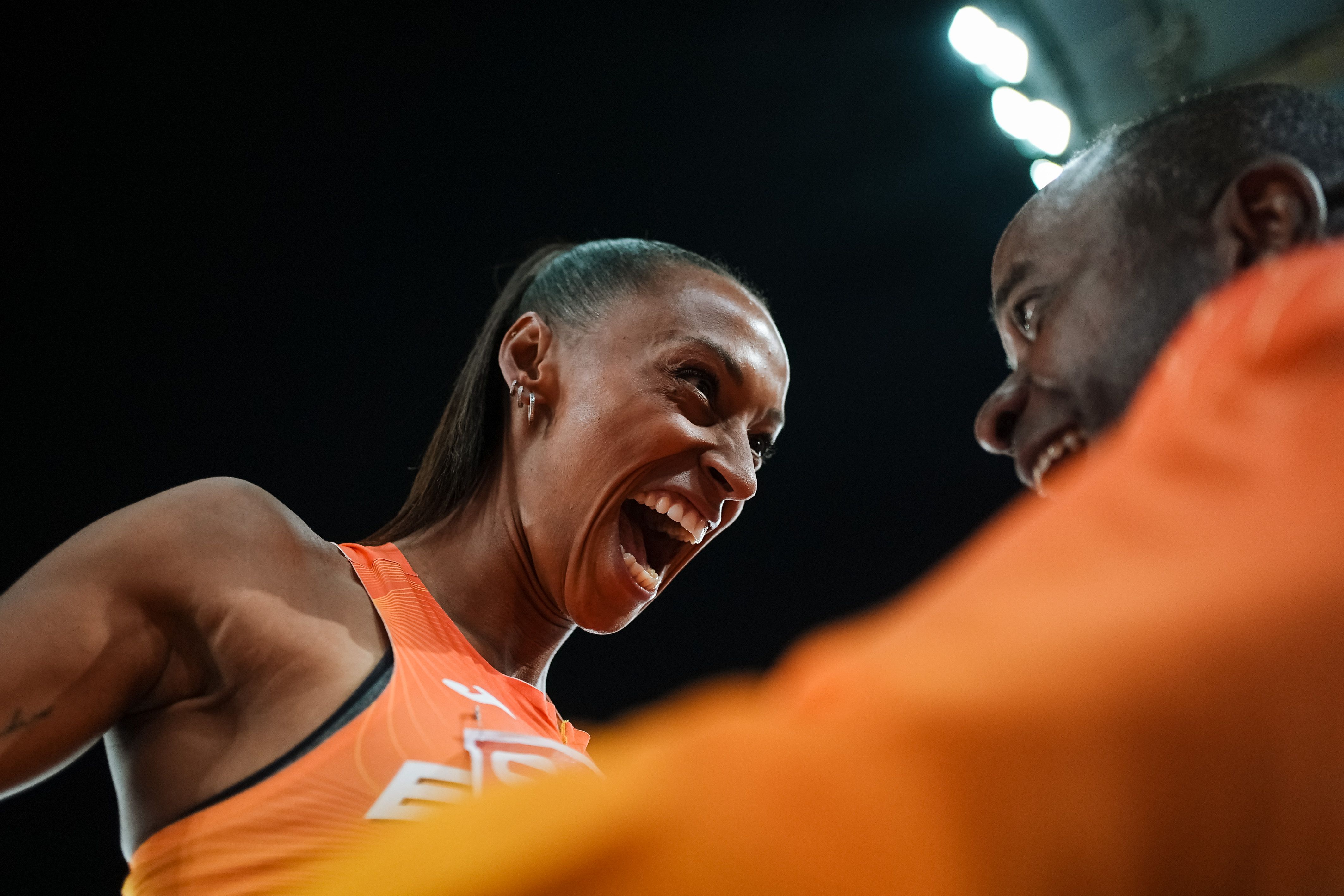 La mirada entre Peleteiro y Pedroso en la celebración del Europeo de Roma demuestra la gran complicidad entre la atleta y el entrenador. SPORTMEDIA.