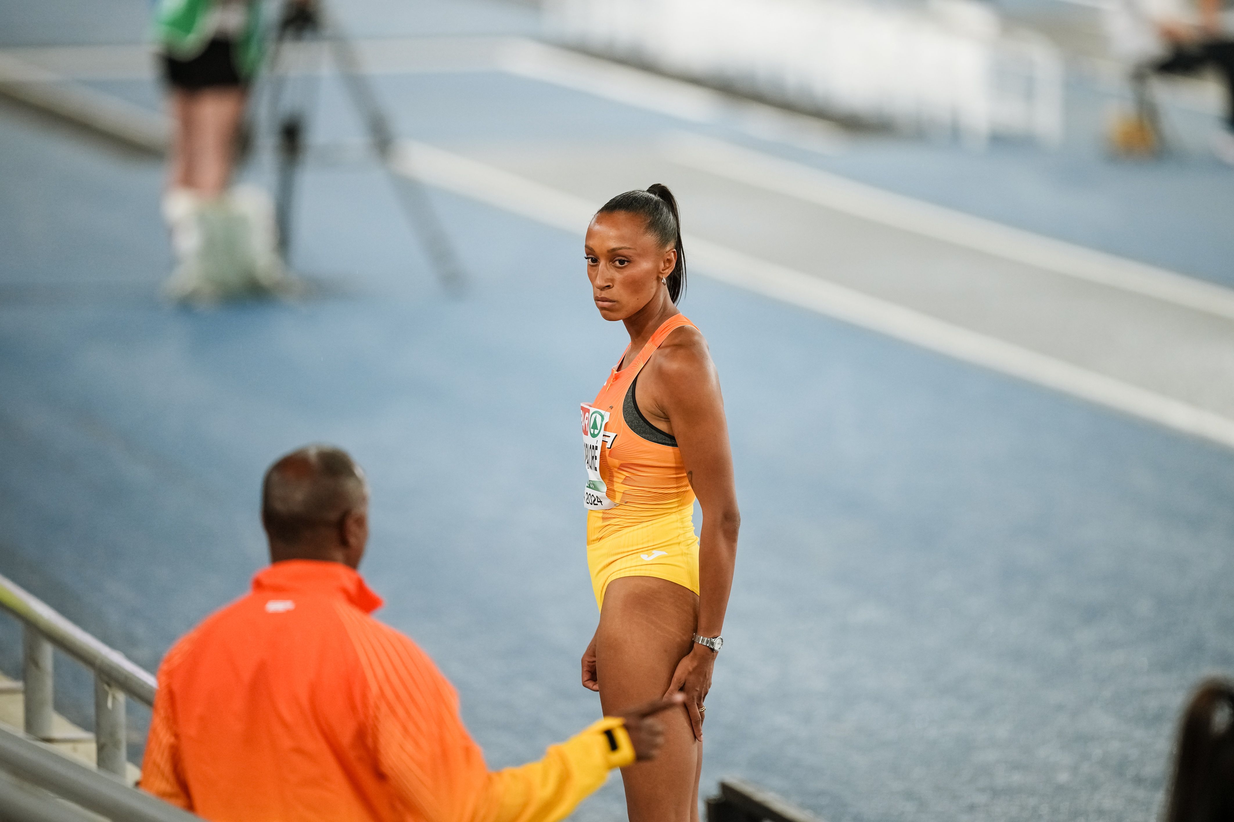 Peleteiro atiende a Pedroso durante la final del Europeo al aire libre de Roma, donde la gallega se proclamó campeona de Europa con un brillante salto de 14 metros y 85 centímetros, la segunda mejor marca de su vida. SPORTMEDIA.