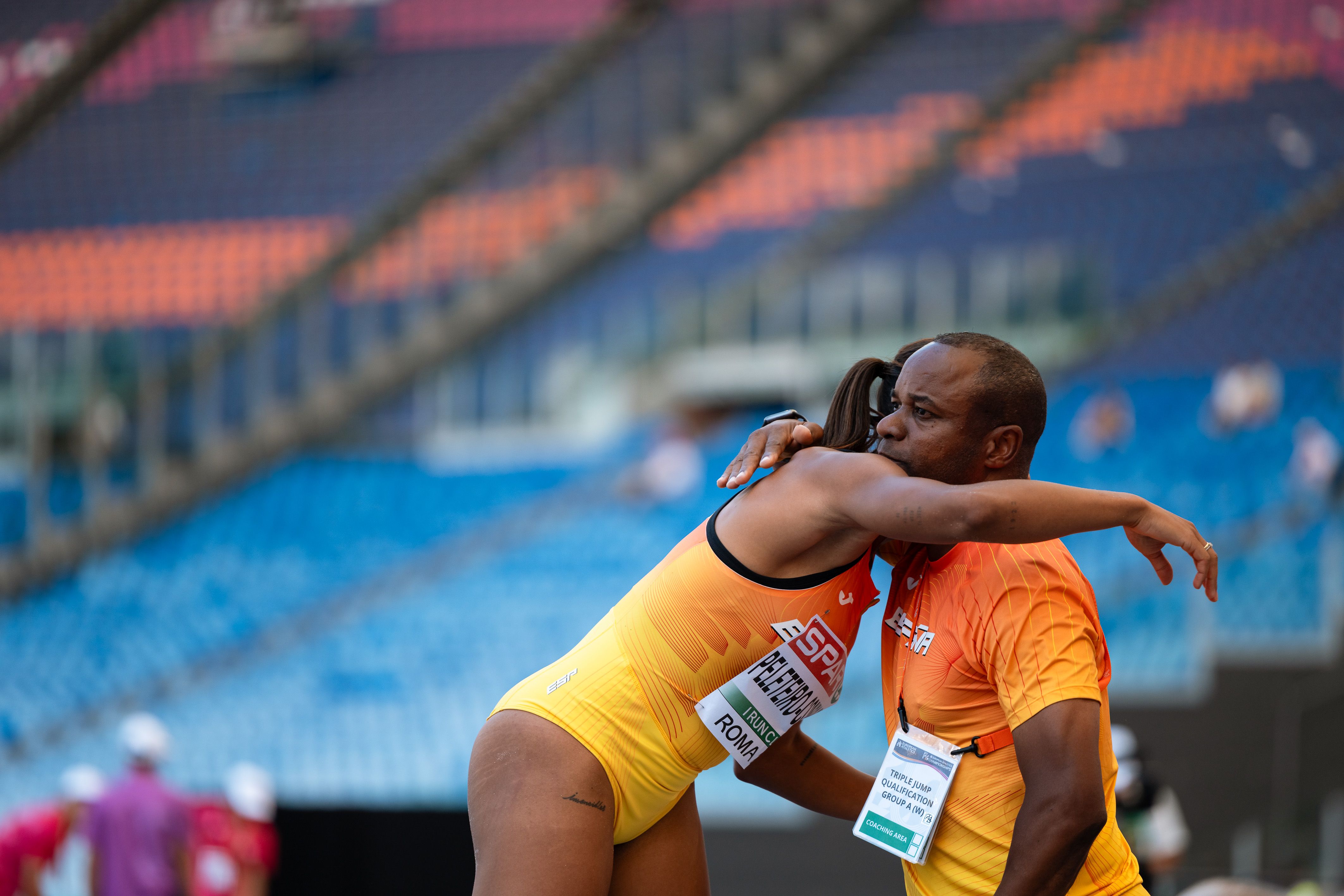 El verano de 2024 iba a ser uno de los más exigentes para la atleta y el entrenador. En la imagen, Peleteiro y Pedroso antes de la final del Campeonato de Europa de Roma. SPORTMEDIA.