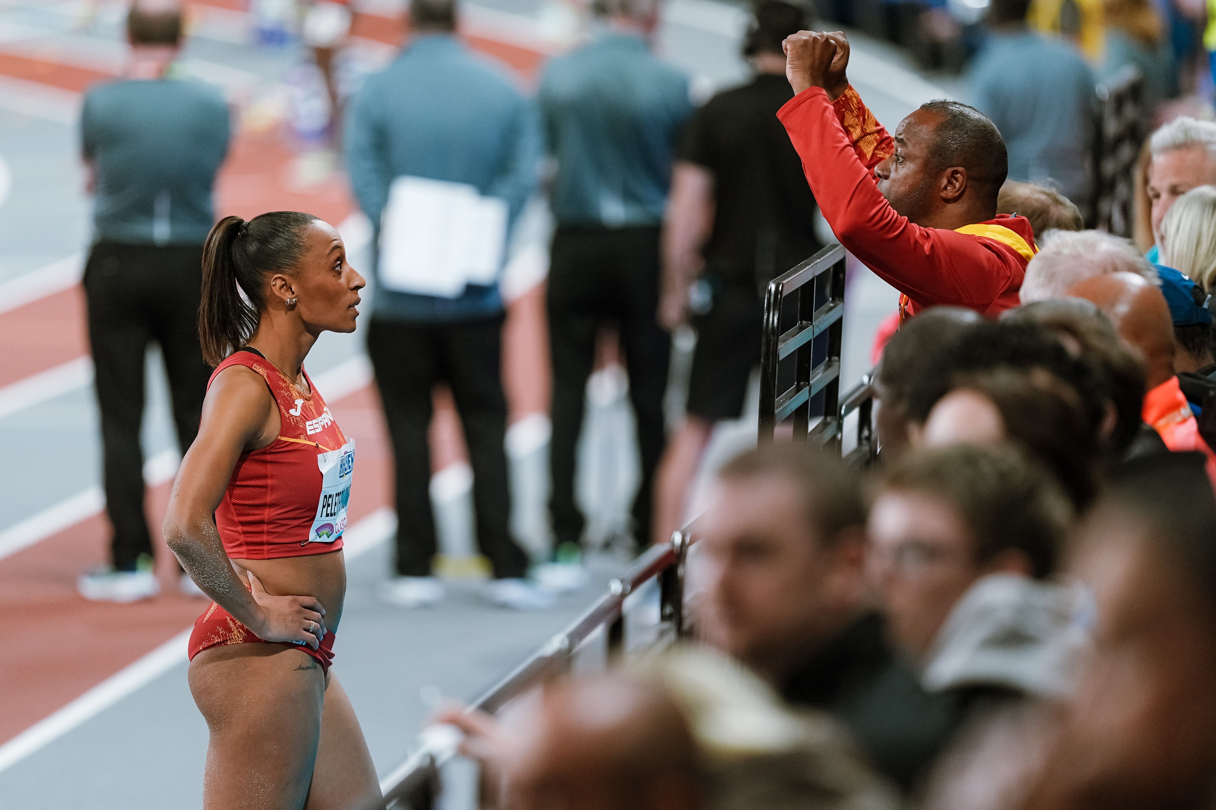 Una imagen de Iván Pedroso indicando a Ana Peleteiro algunas correcciones en su salto en el Mundial en pista cubierta de Glasgow 2024. SPORTMEDIA.
