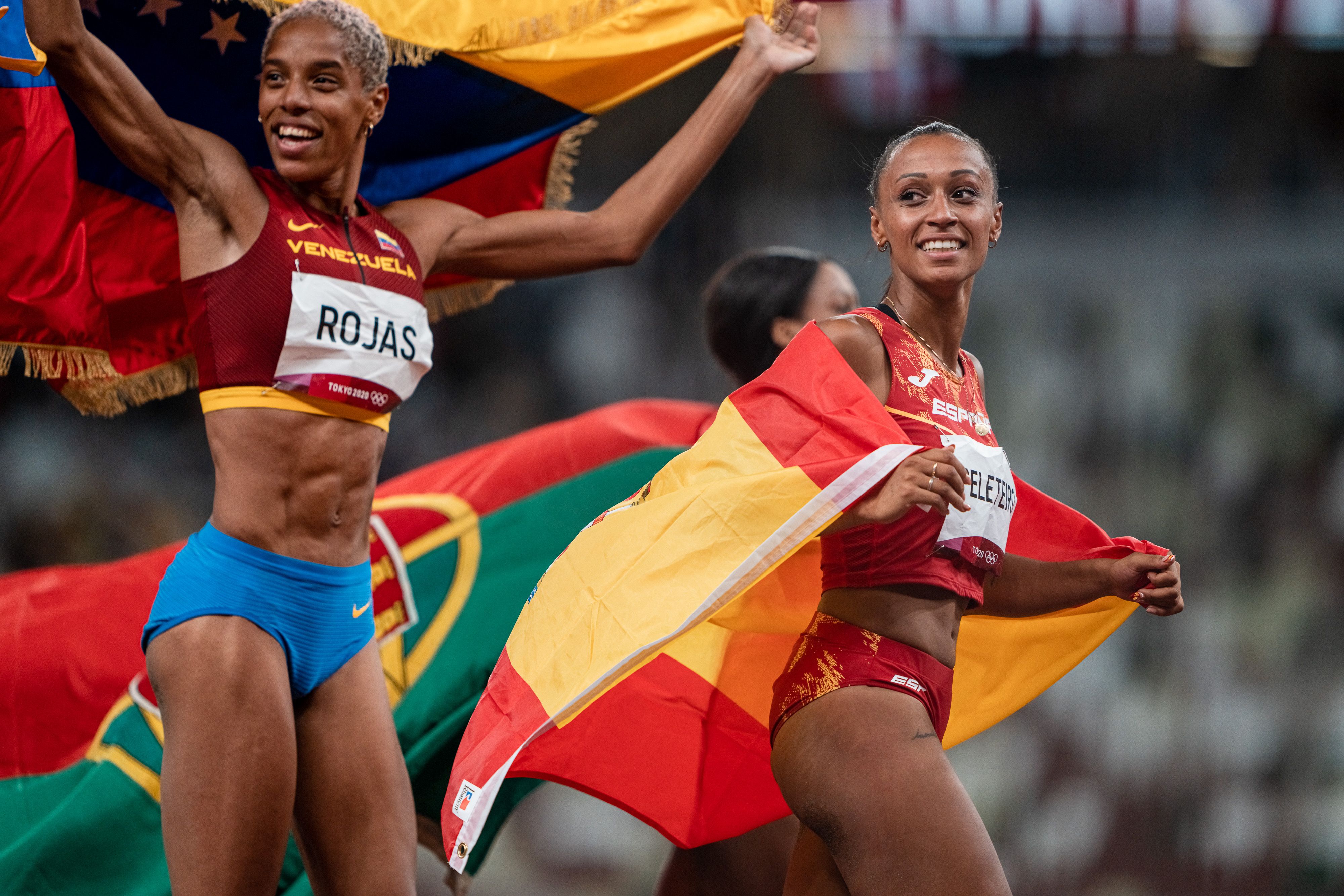 Peleteiro con ese brillo en los ojos de los grandes momentos y acompañada por Yulimar Rojas, que aquel día en Tokio logró el oro olímpico con récord del mundo. SPORTMEDIA.