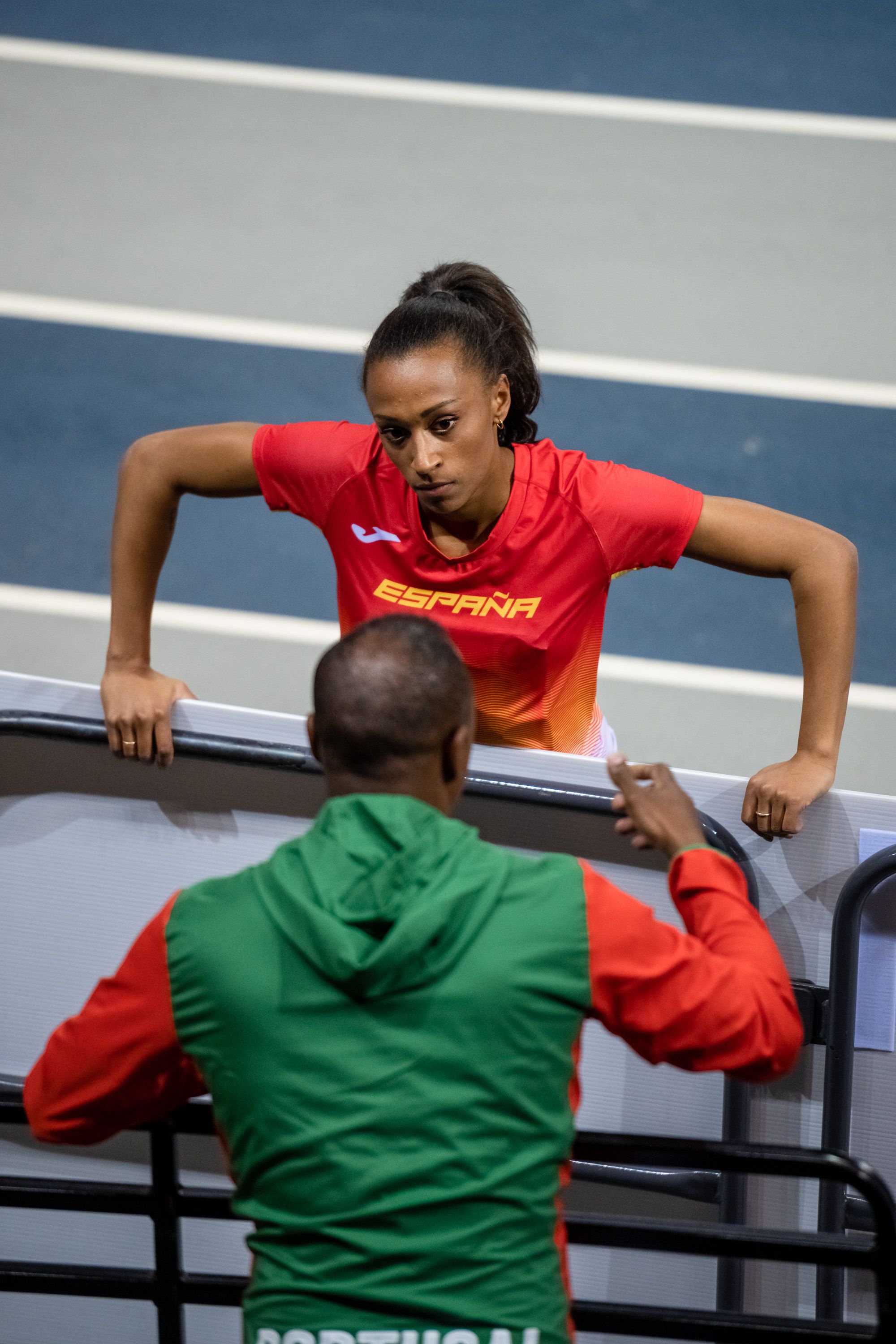 Peleteiro escuchando atentamente a Iván Pedroso durante el Campeonato de Europa en pista cubierta de Glasgow 2019. Iba a llegar uno de los grandes momentos de su carrera deportiva... SPORTMEDIA.
