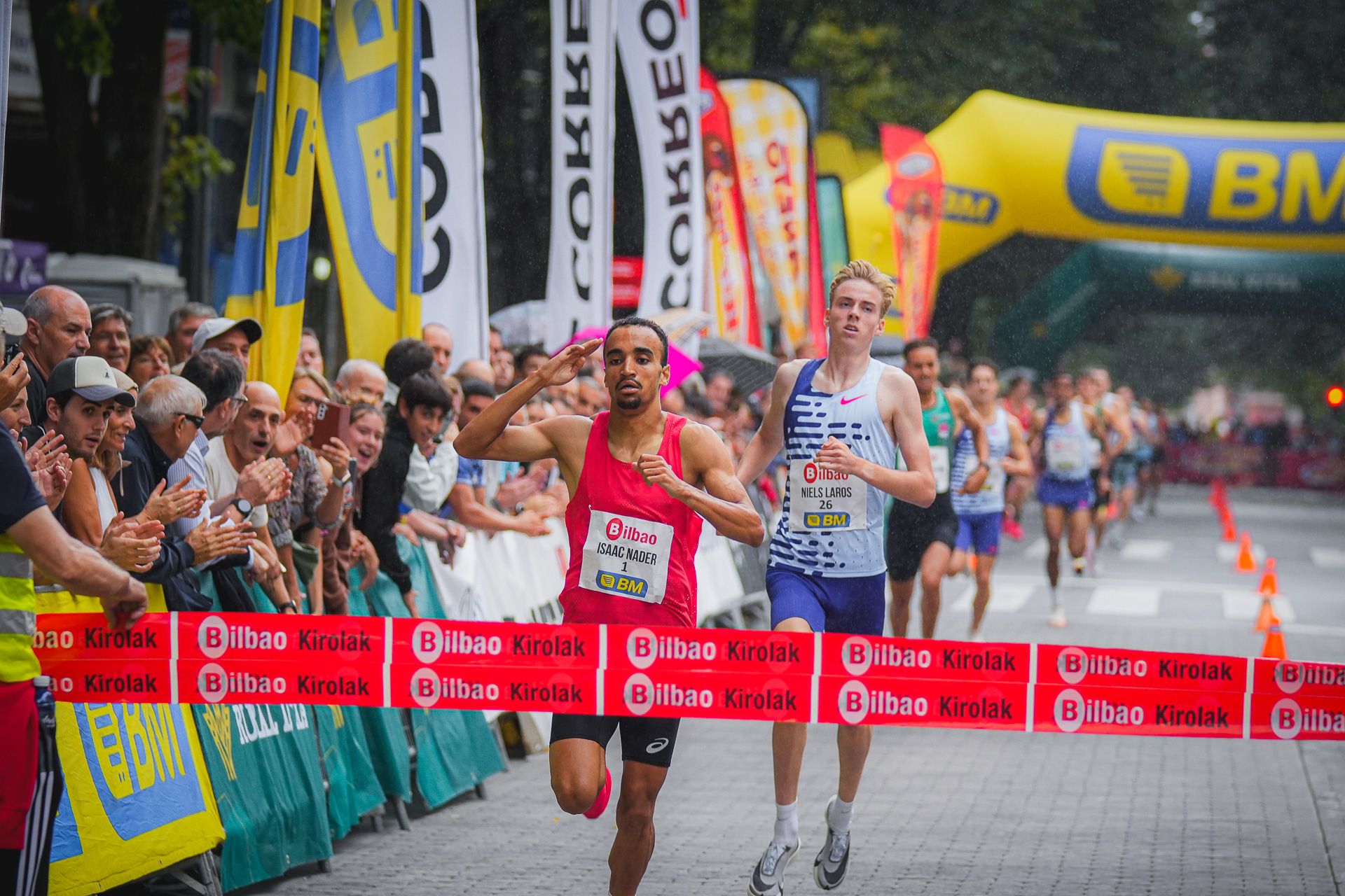 El portugués Isaac Nader cruza la meta de la Milla Internacional de Bilbao 2023 estableciendo el récord de la prueba (4:19). MARÍA MENTXACA