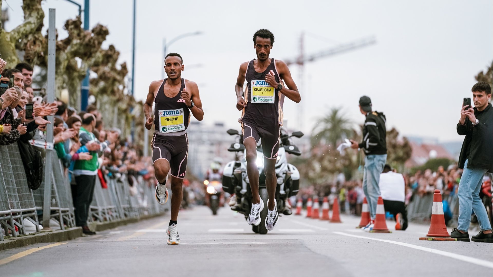 Una imagen del 10K de Laredo 2024 con Yomif Kejelcha, ganador de la prueba, a la derecha. JUAN FERNÁNDEZ DE LA GRANJA.