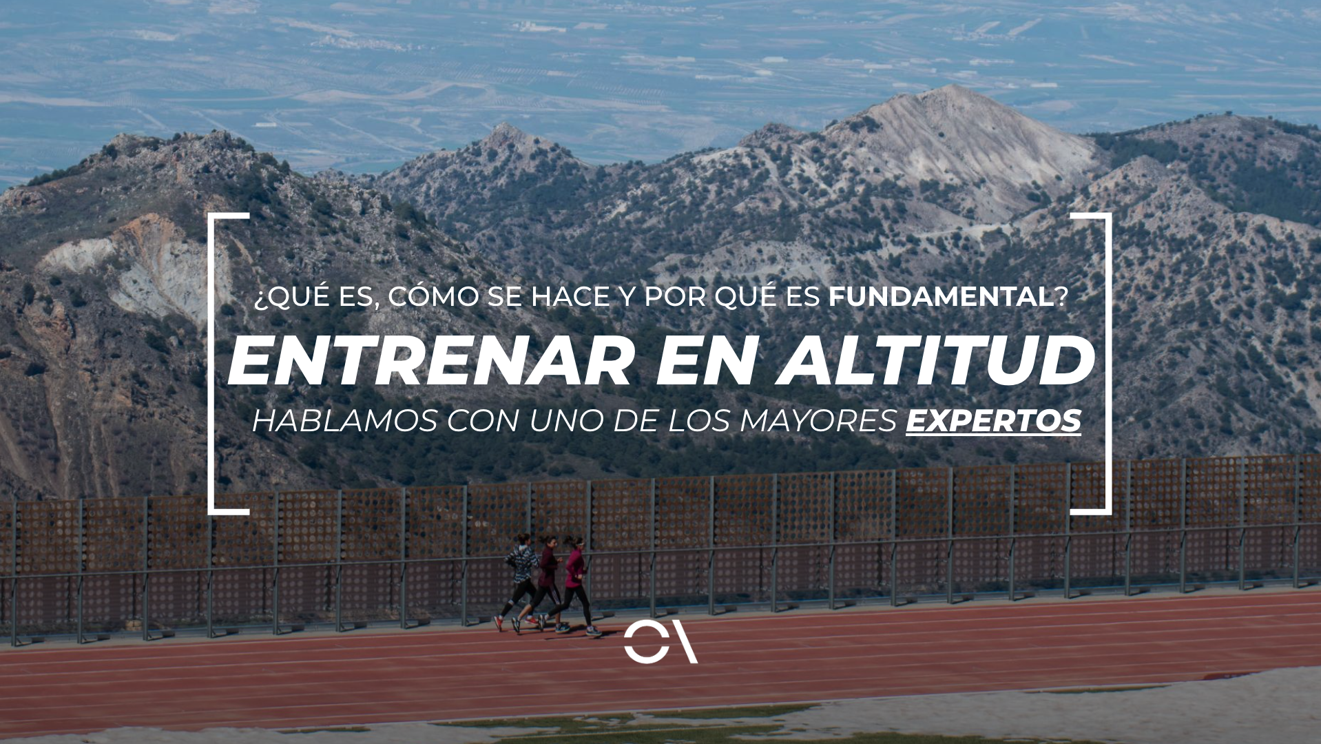 Tres atletas entrenan en la pista del CAR de Sierra Nevada, ubicado en altitud, algo fundamental para los corredores. SPORTMEDIA.