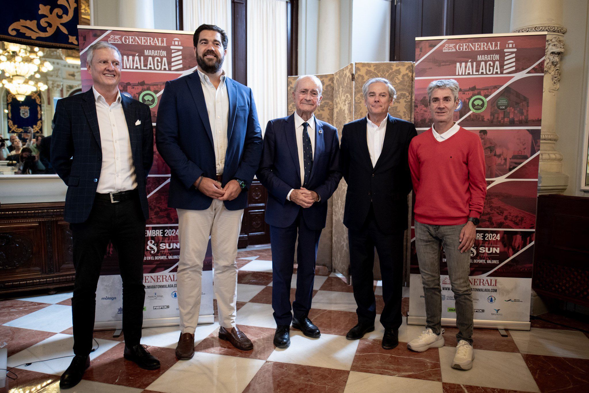 De izquierda a derecha, Pablo López Barajas, Borja Vivas, Francisco de la Torre, Javier Aguirre y Martín Fiz en la presentación del Generali Maratón de Málaga 2024.