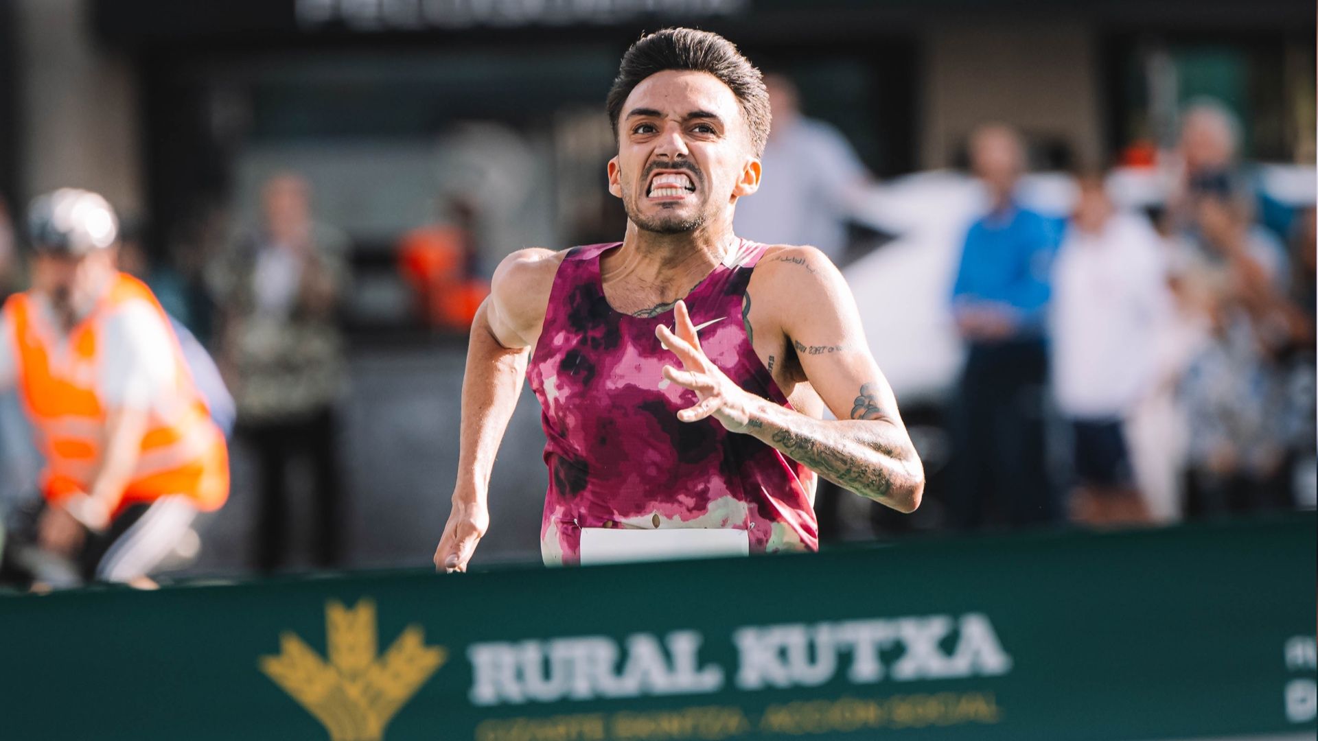 Fernando Carro imponiéndose en el Medio Maratón de San Sebastián Rural Kutxa. FOTORUNNERS.