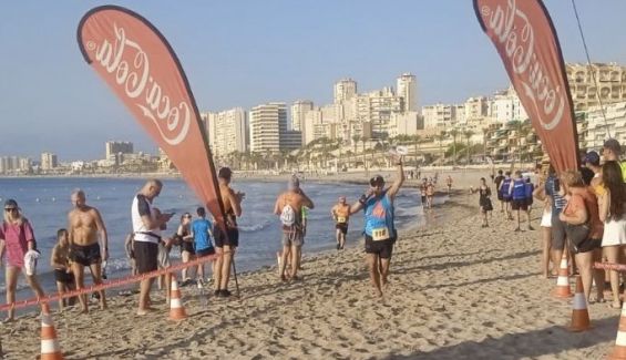 Ni las carreras por la playa se le resisten a esta pareja de disfrutones Ni las carreras por la playa se le resisten a esta pareja de disfrutones