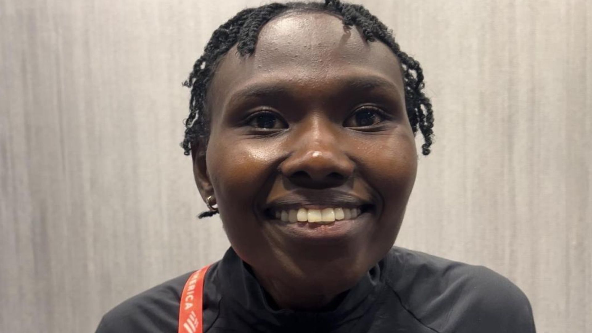 Ruth Chepngetich después de batir el récord del mundo de maratón en Chicago. EFE.