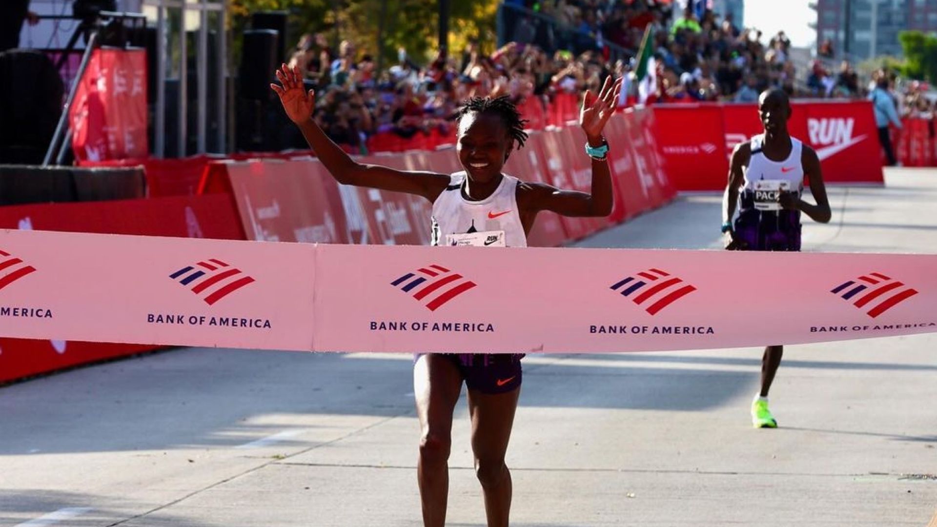 Ruth Chepngetich cruzando la meta para batir el récord del mundo de maratón en Chicago. CHICAGO MARATHON.