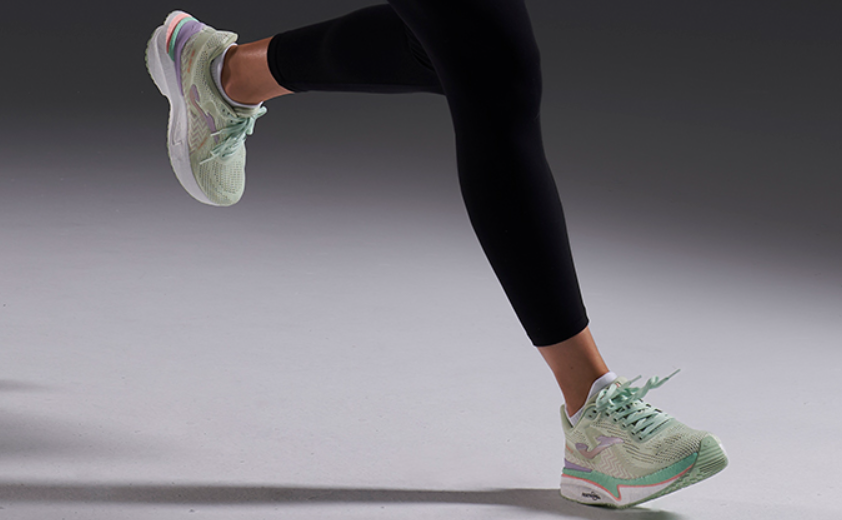 Joma adapta su colección de zapatillas de running a la pisada femenina