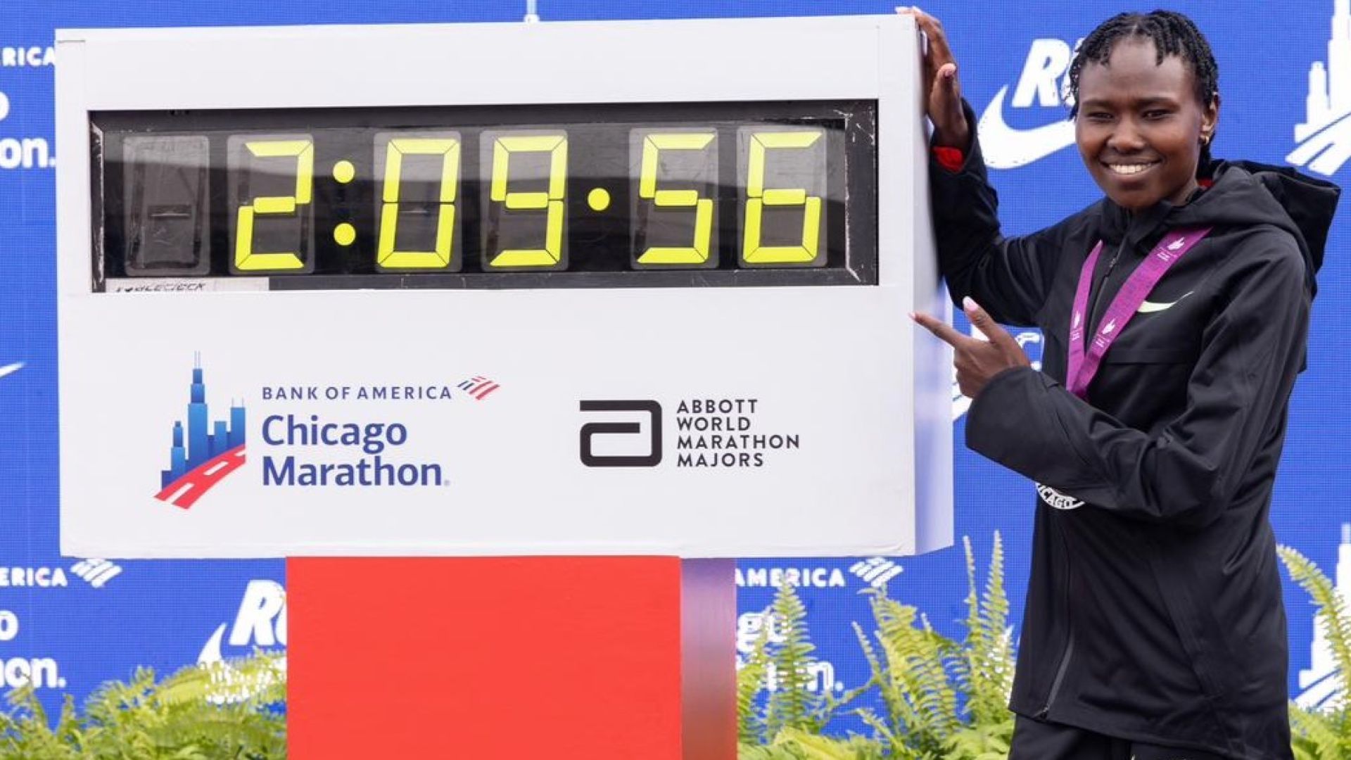 Ruth Chepngetich con el crono de su nuevo récord del mundo de maratón. WMM.