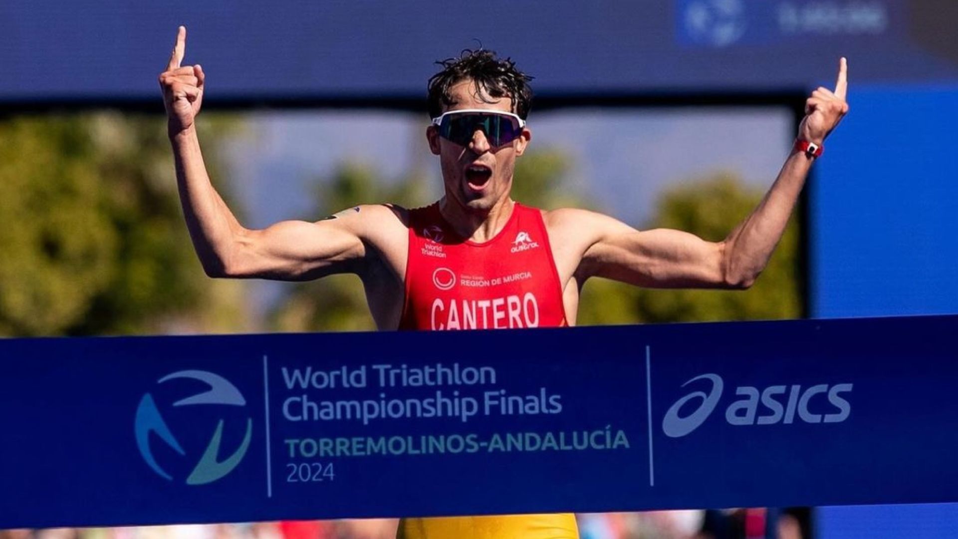 David Cantero proclamándose campeón del mundo de triatlón Sub23. WORLD TRIATHLON.
