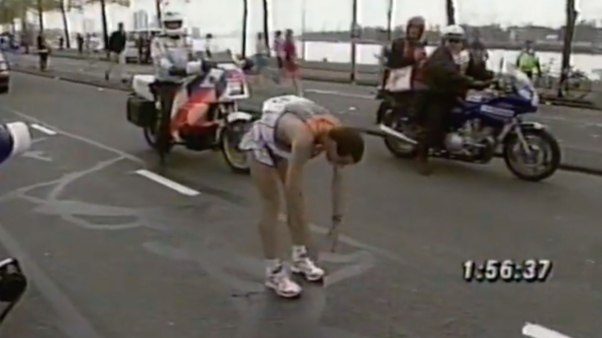 Fabián Roncero estirando en el kilómetro 39 del Maratón de Róterdam 1998, cuando rozó el récord del mundo.
