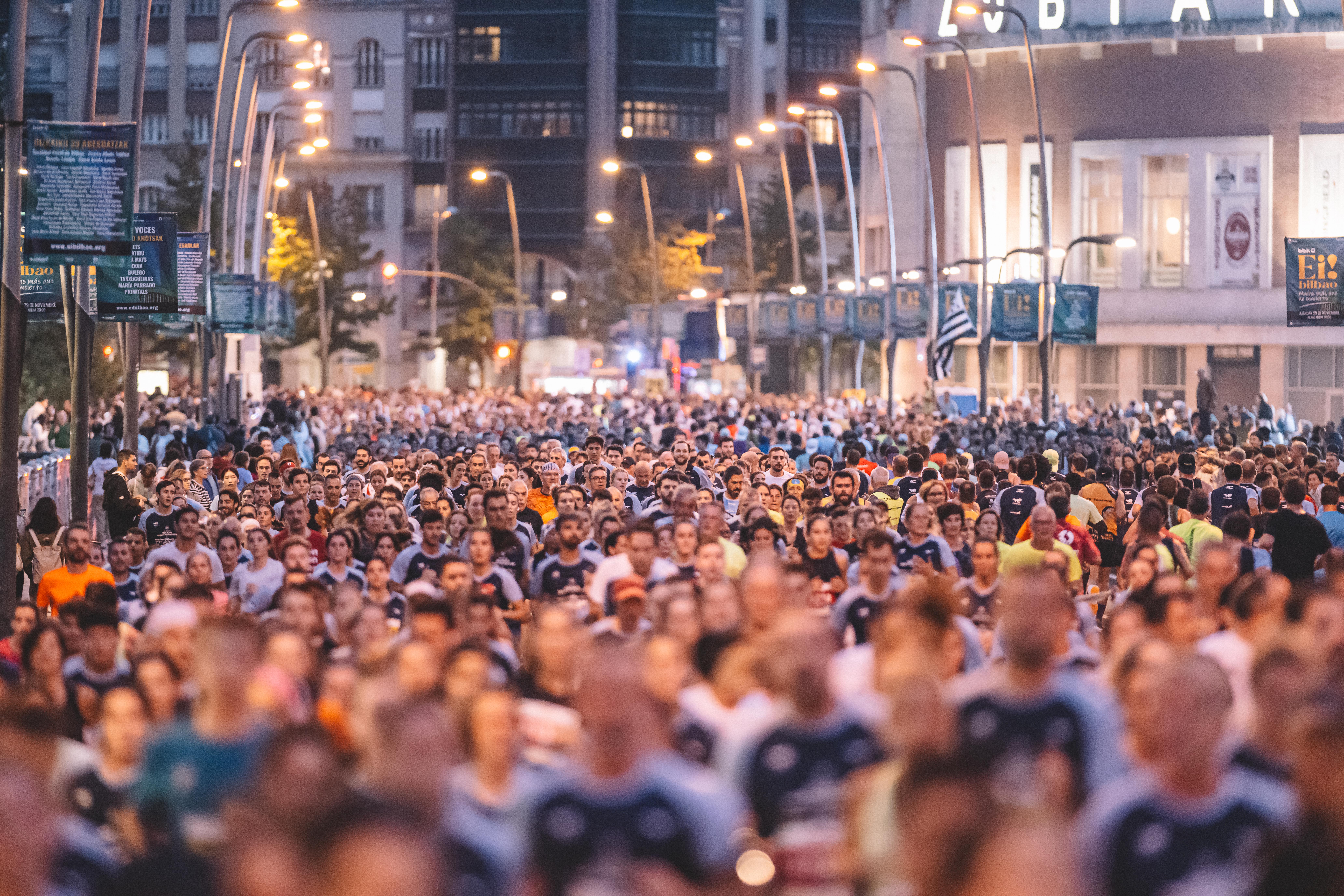 El TotalEnergies Bilbao Night Marathon festejó su edición más exitosa con 15.303 corredores recorriendo las calles de la ciudad. FÉLIX SÁNCHEZ